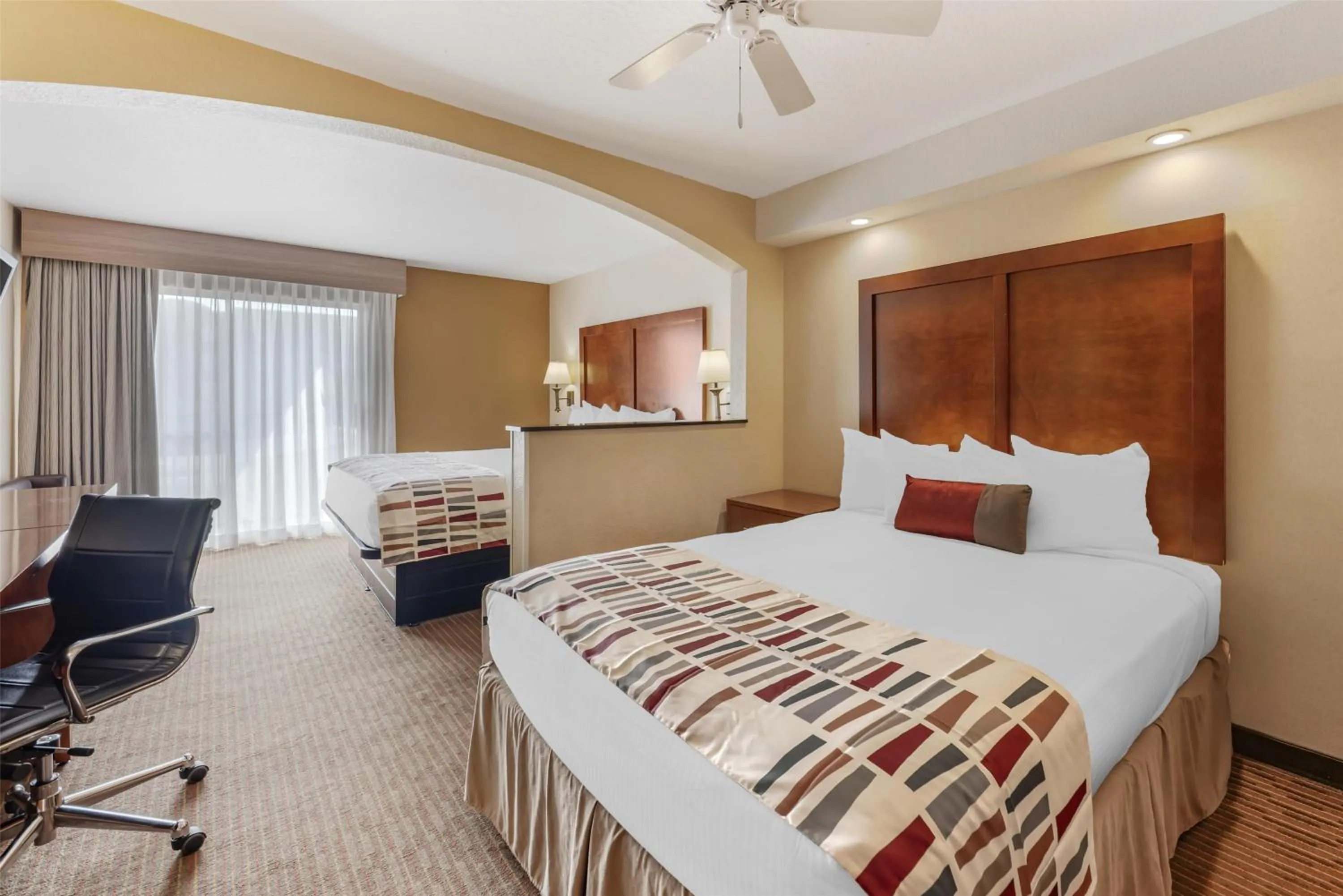 Photo of the whole room, Bed in Best Western Alamo Suites