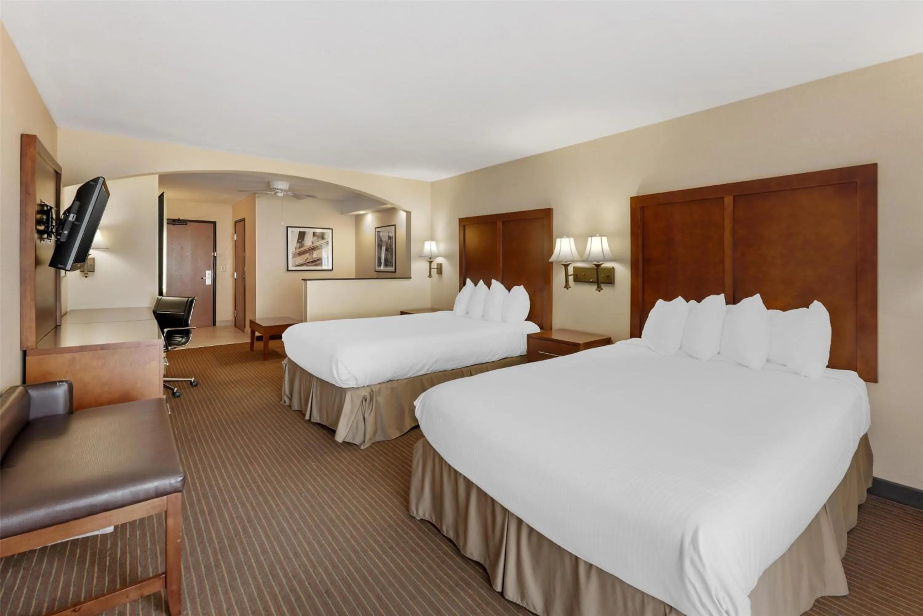 Photo of the whole room, Bed in Best Western Alamo Suites