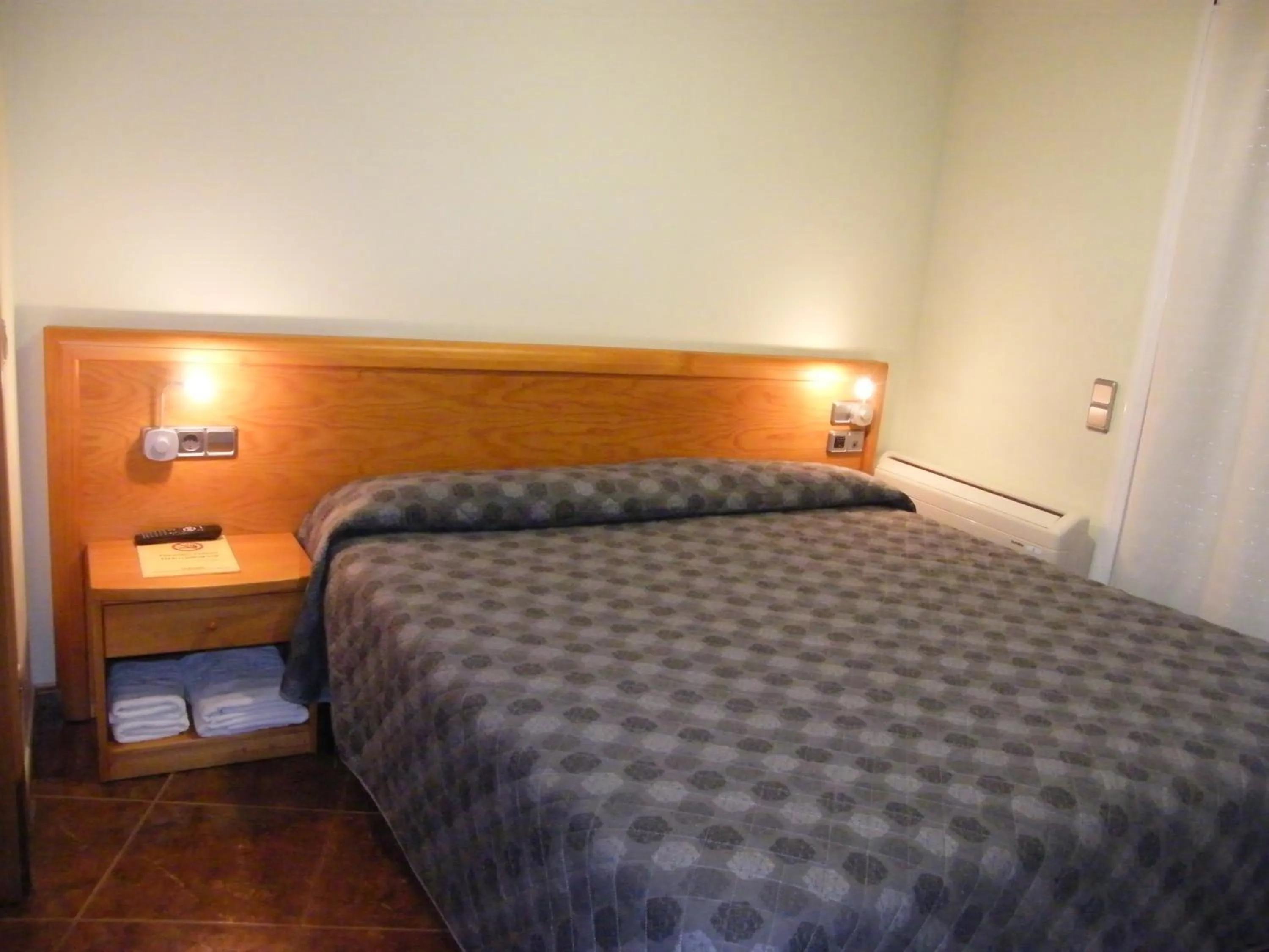 Photo of the whole room, Bed in Amolls Restaurant i Habitacions