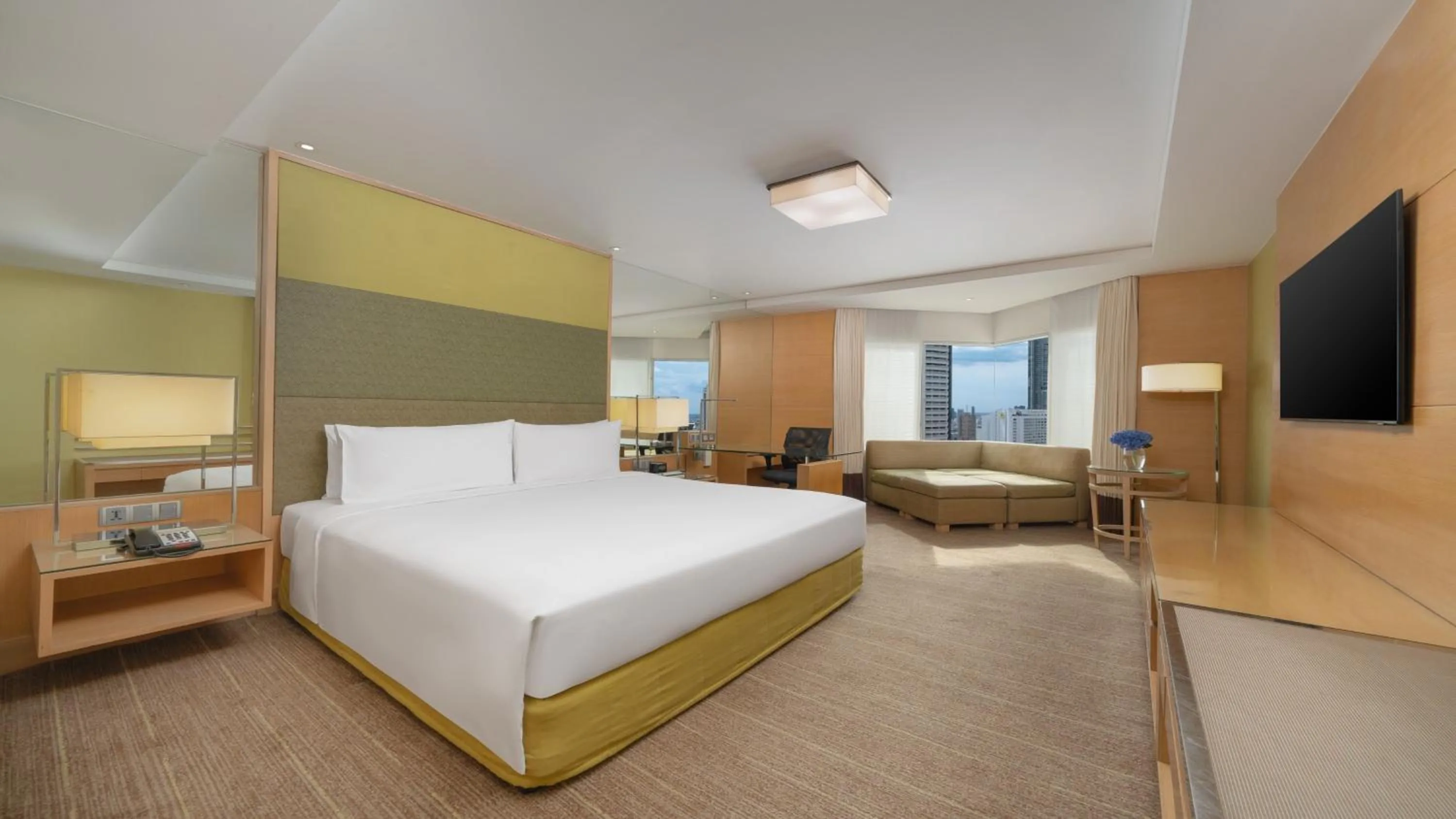 Photo of the whole room, Bed in Holiday Inn Bangkok Silom by IHG