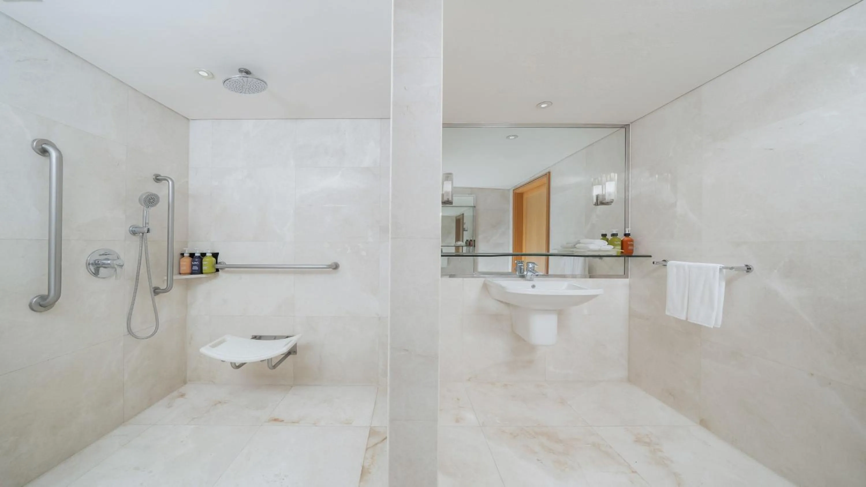 Photo of the whole room in Holiday Inn Bangkok Silom by IHG