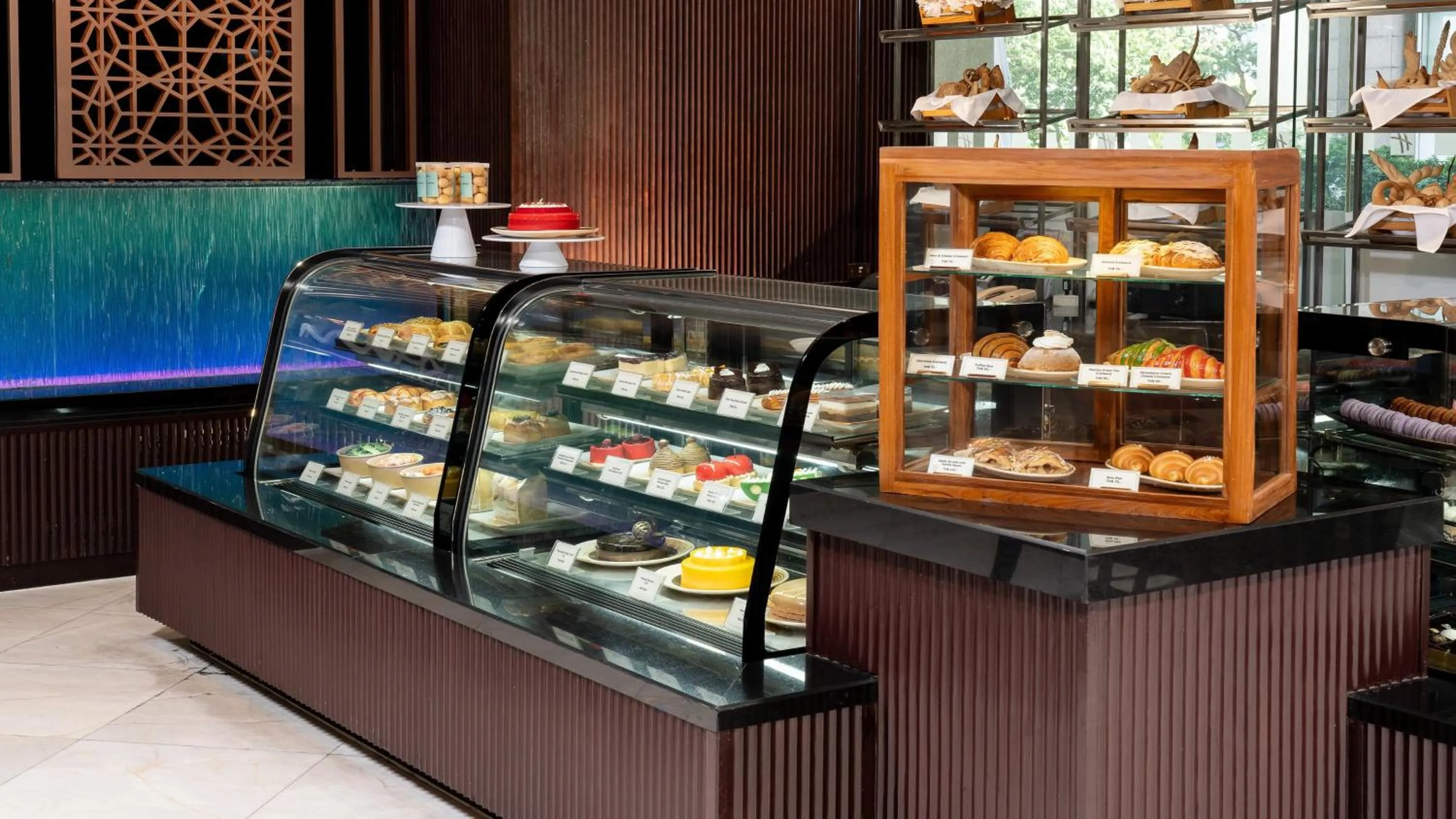 Restaurant/places to eat in Holiday Inn Bangkok Silom by IHG