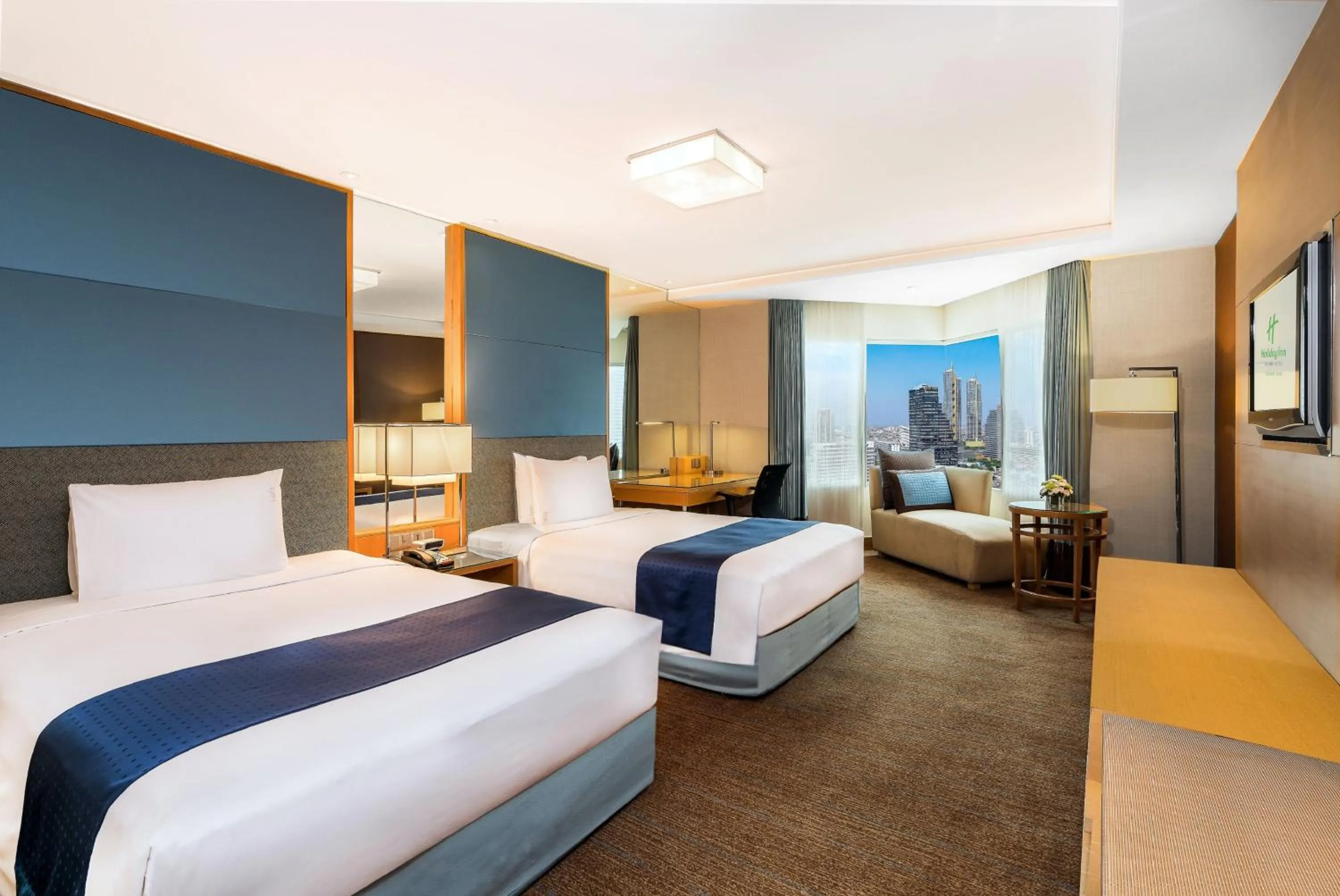Photo of the whole room, Bed in Holiday Inn Bangkok Silom by IHG