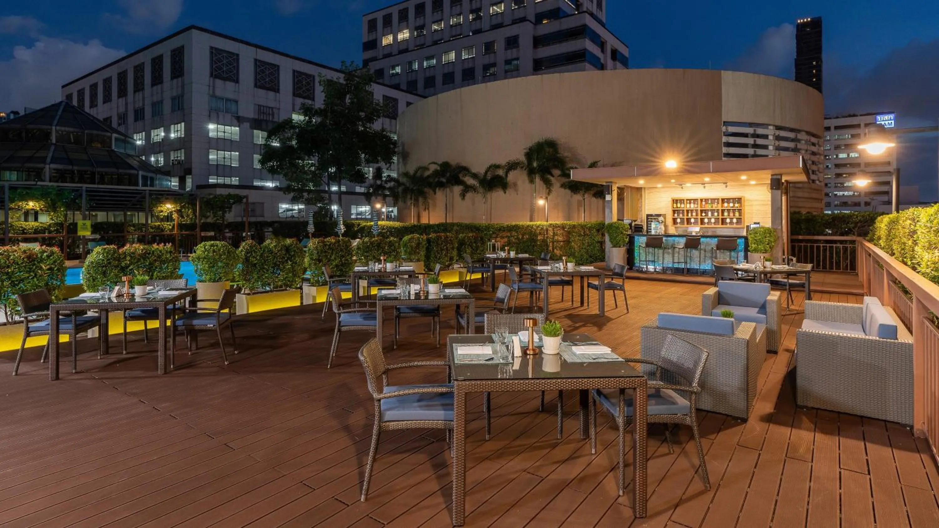 Restaurant/places to eat in Holiday Inn Bangkok Silom by IHG