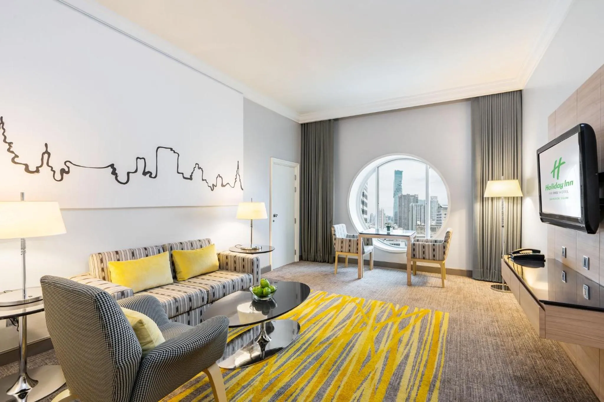 Photo of the whole room, Bed in Holiday Inn Bangkok Silom by IHG