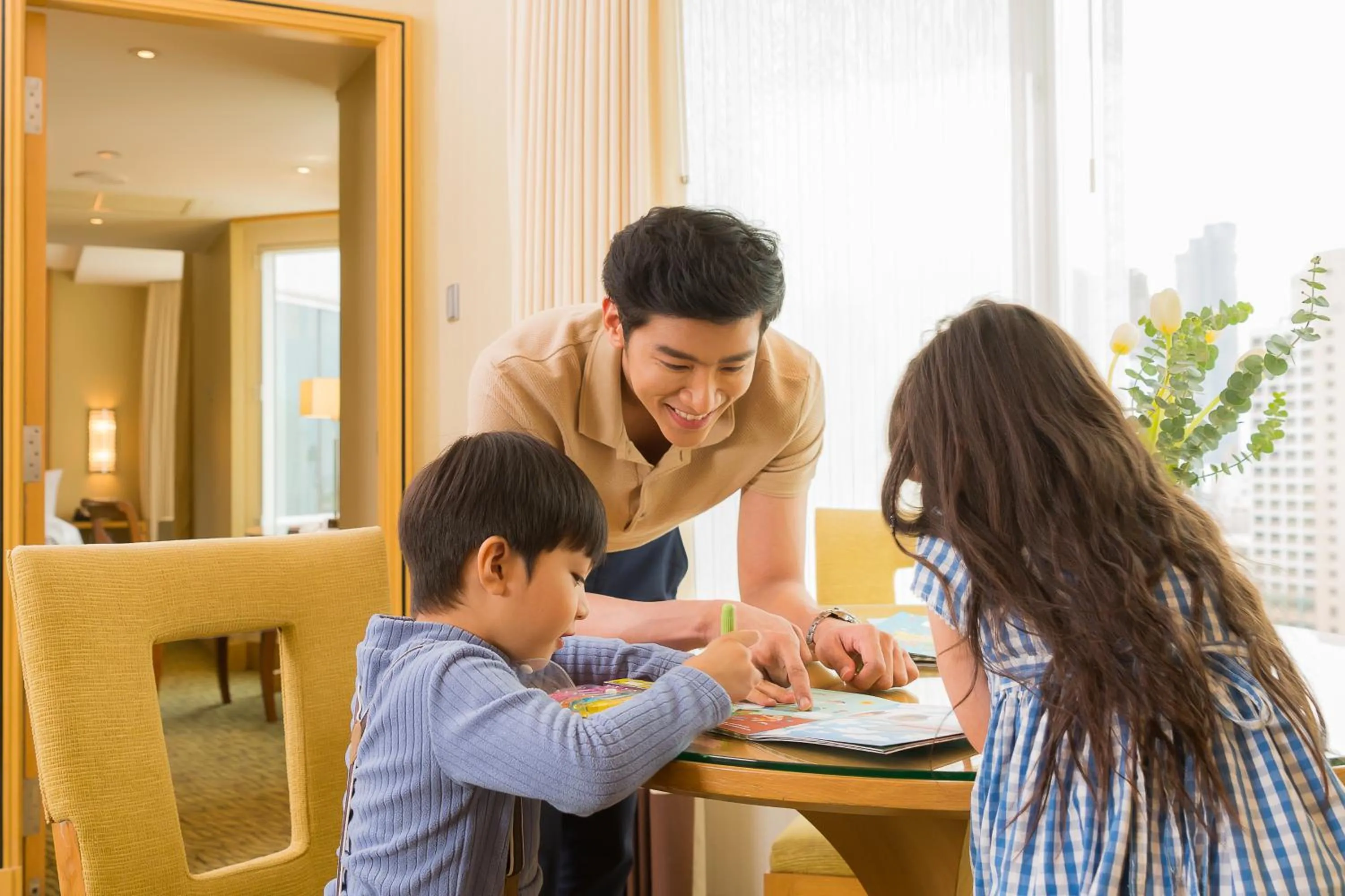 Dining area in Holiday Inn Bangkok Silom by IHG
