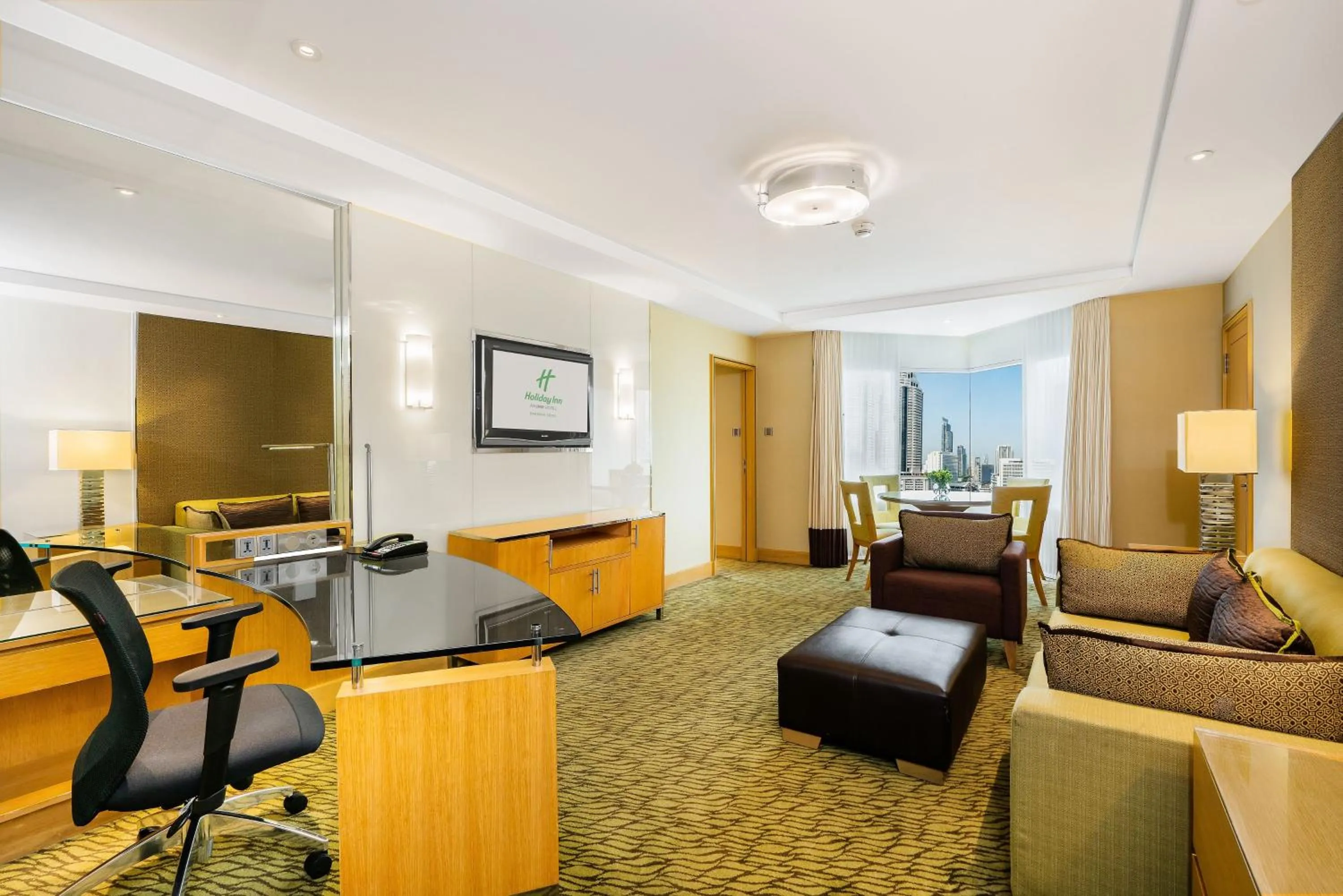 Photo of the whole room in Holiday Inn Bangkok Silom by IHG
