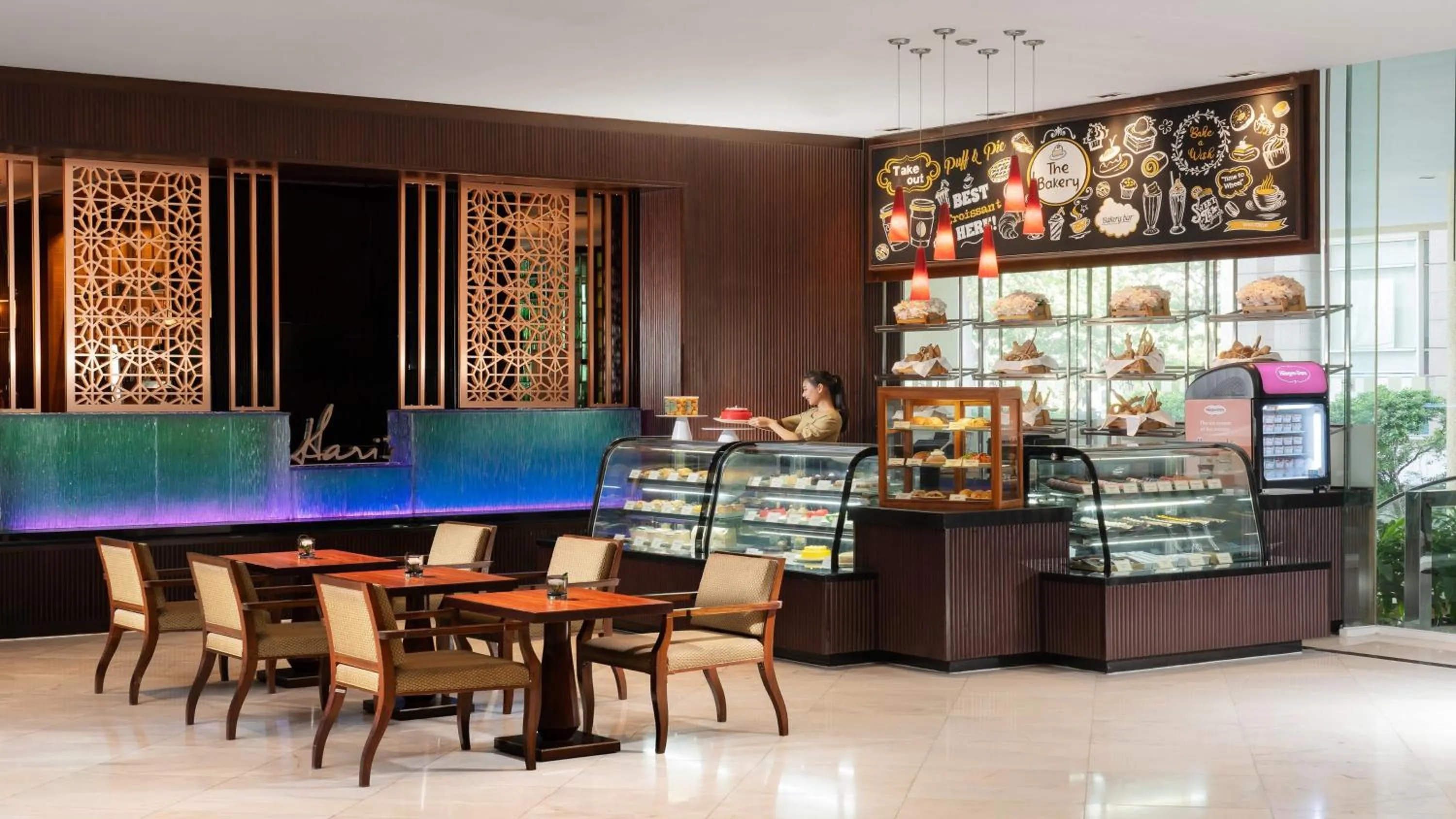 Restaurant/places to eat in Holiday Inn Bangkok Silom by IHG