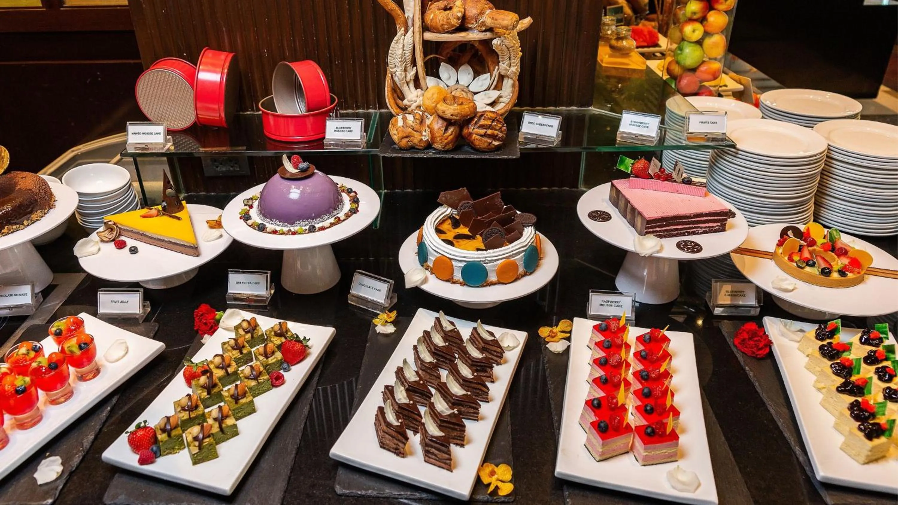 Restaurant/places to eat in Holiday Inn Bangkok Silom by IHG