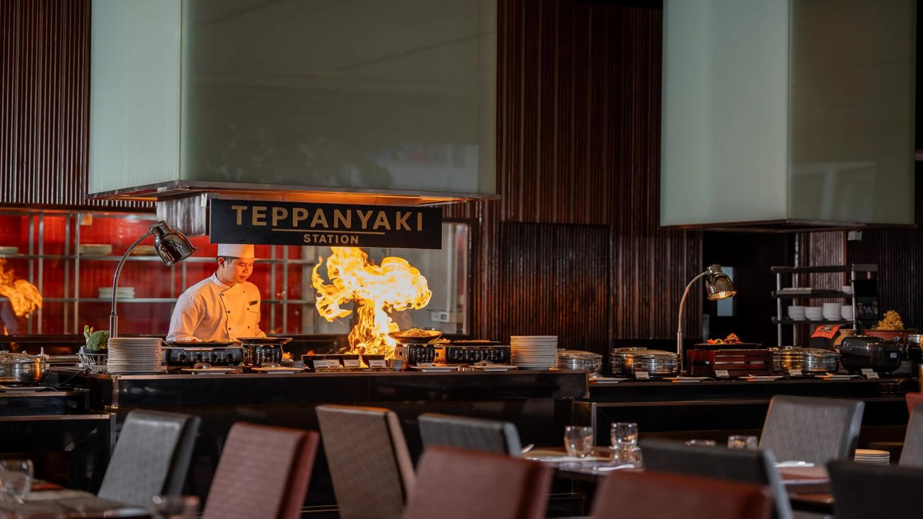 Restaurant/places to eat in Holiday Inn Bangkok Silom by IHG