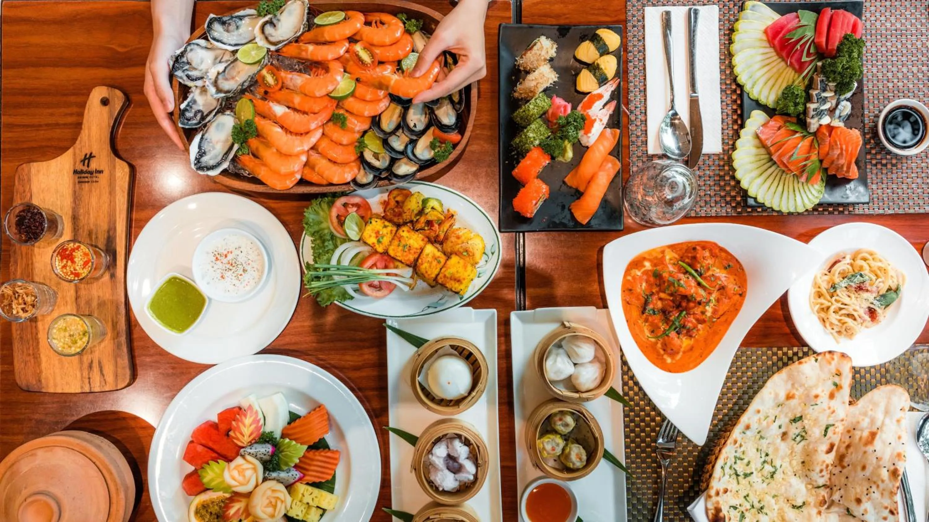 Restaurant/places to eat in Holiday Inn Bangkok Silom by IHG