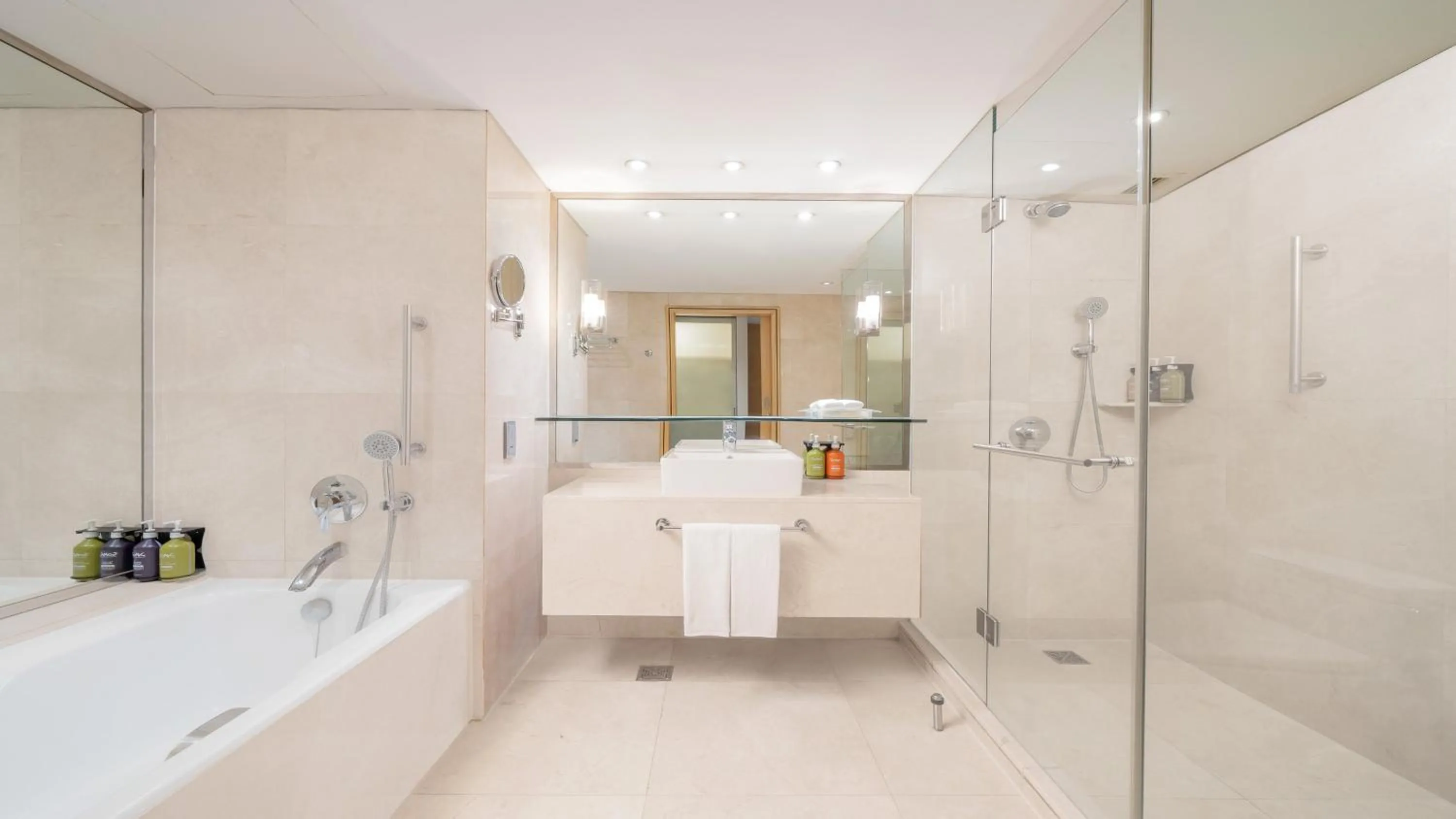 Photo of the whole room in Holiday Inn Bangkok Silom by IHG