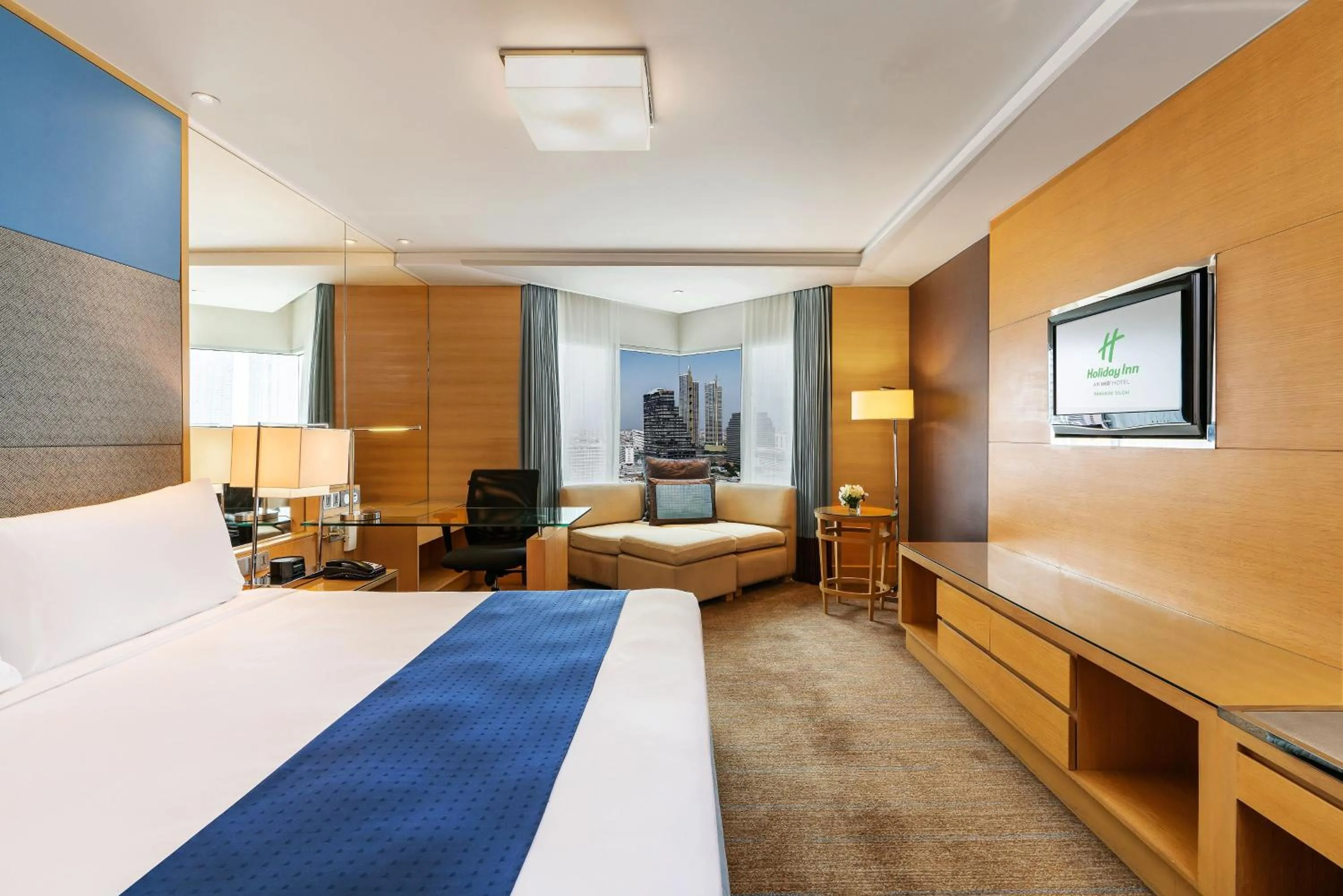 Photo of the whole room, Bed in Holiday Inn Bangkok Silom by IHG