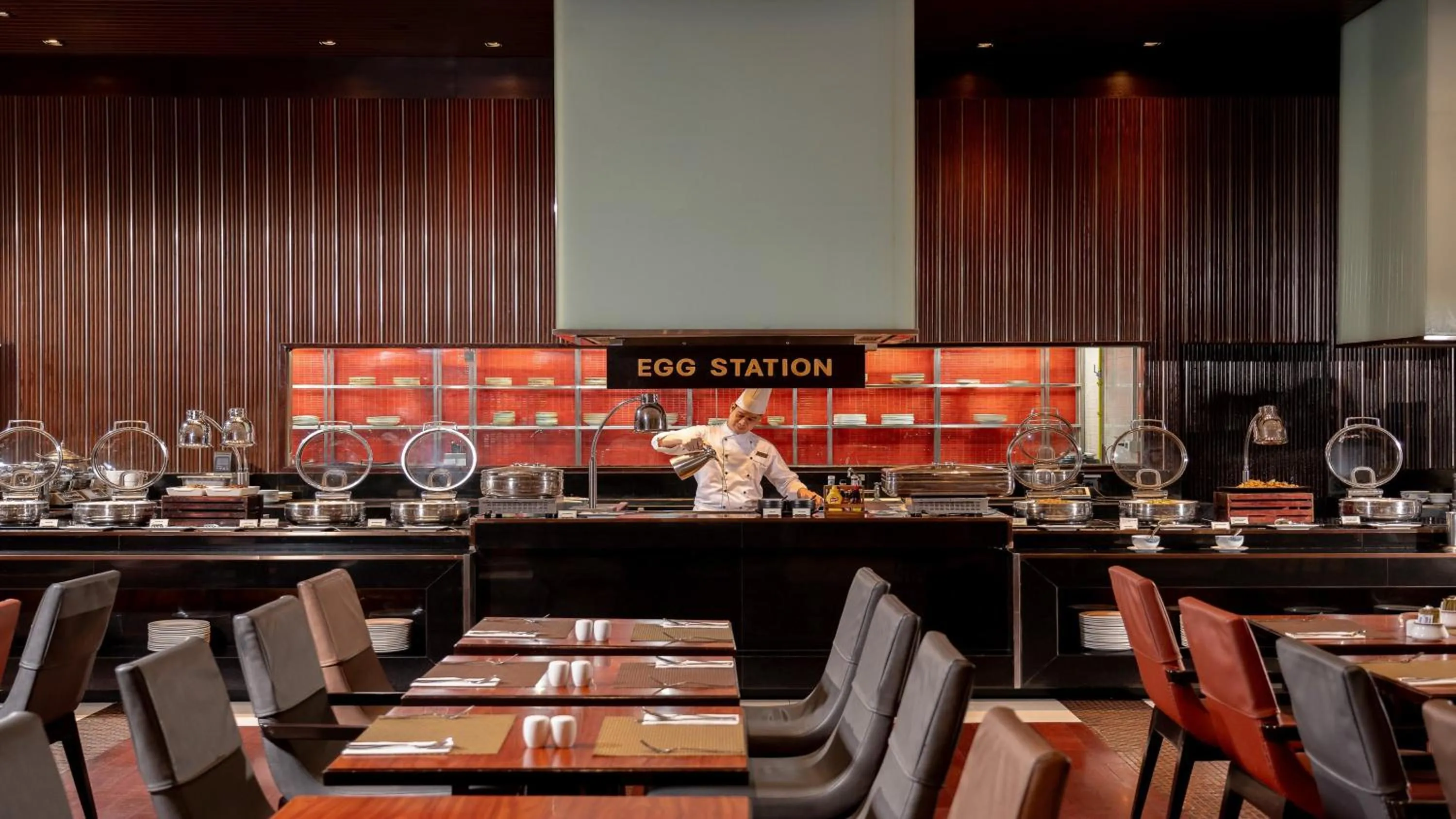 Restaurant/places to eat in Holiday Inn Bangkok Silom by IHG