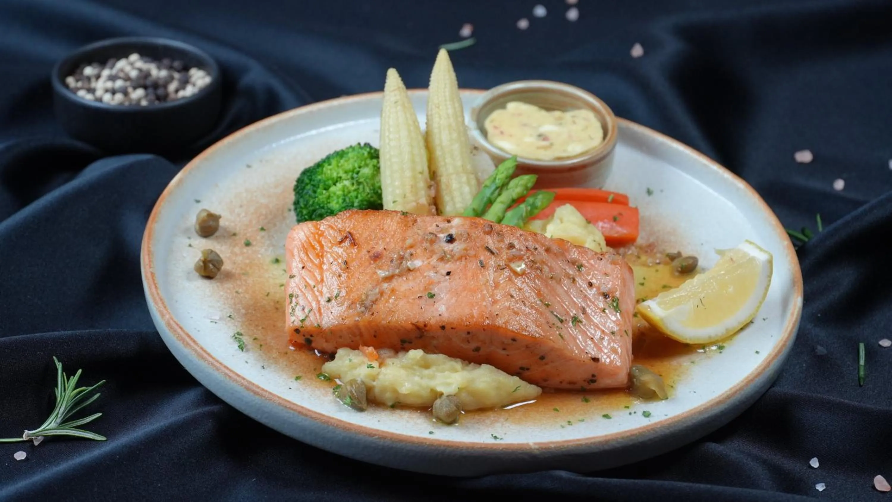 Restaurant/places to eat in Holiday Inn Bangkok Silom by IHG