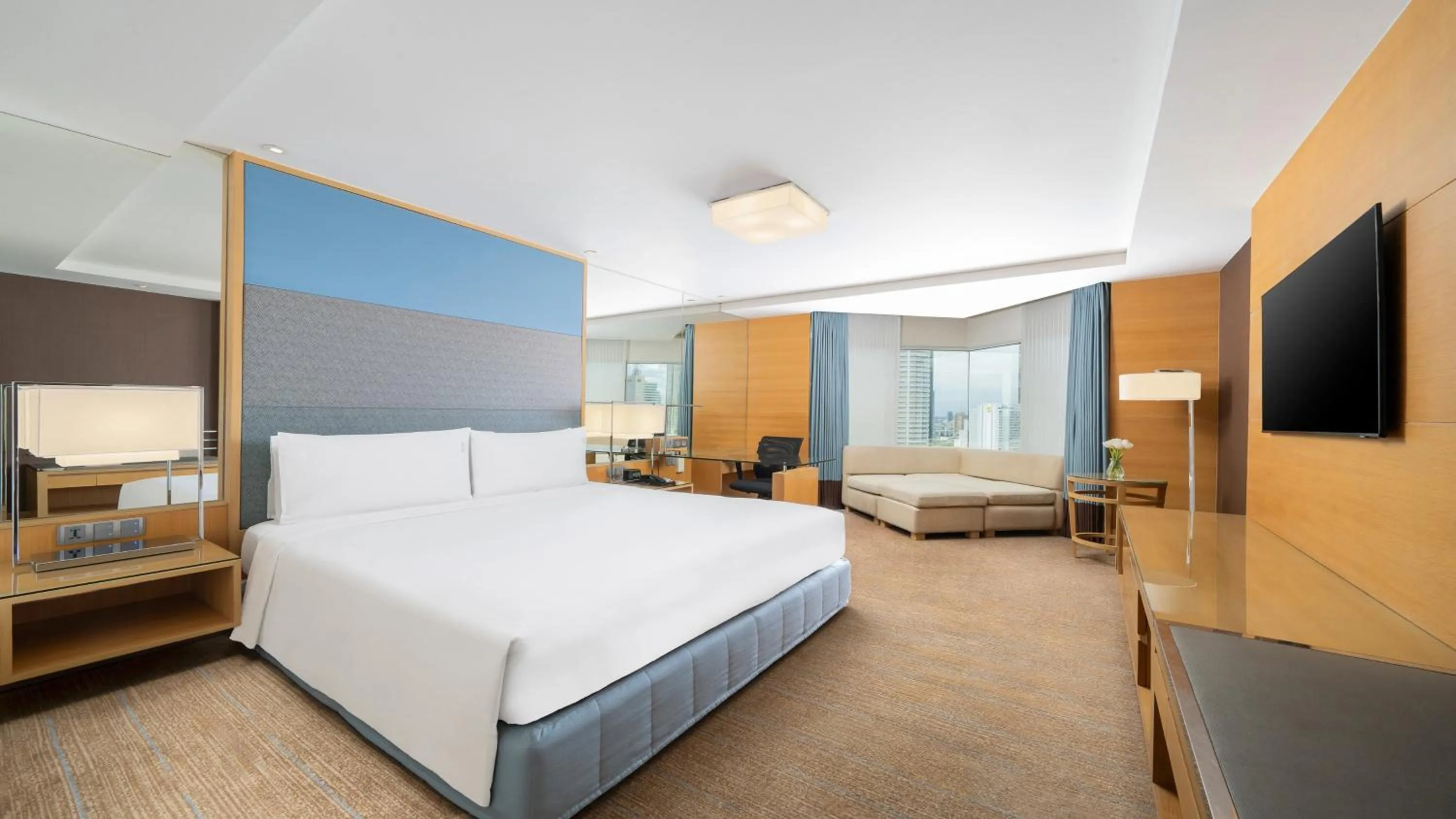 Photo of the whole room, Bed in Holiday Inn Bangkok Silom by IHG