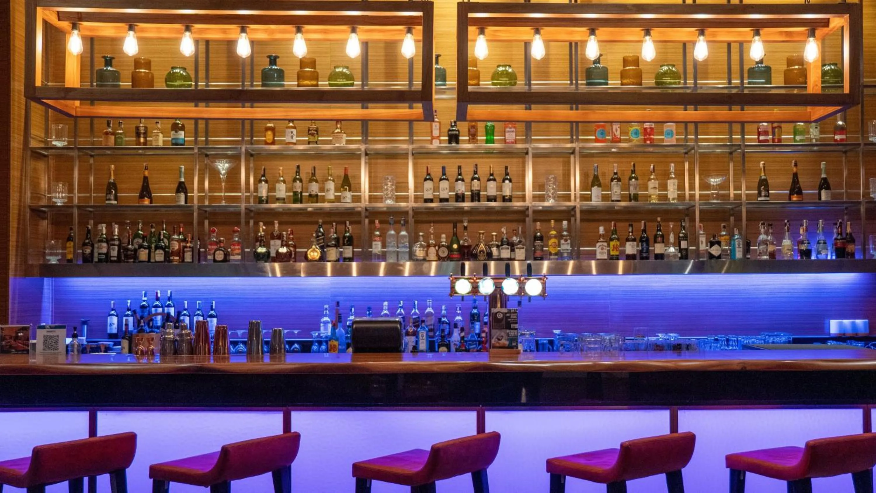 Lounge or bar in Holiday Inn Bangkok Silom by IHG