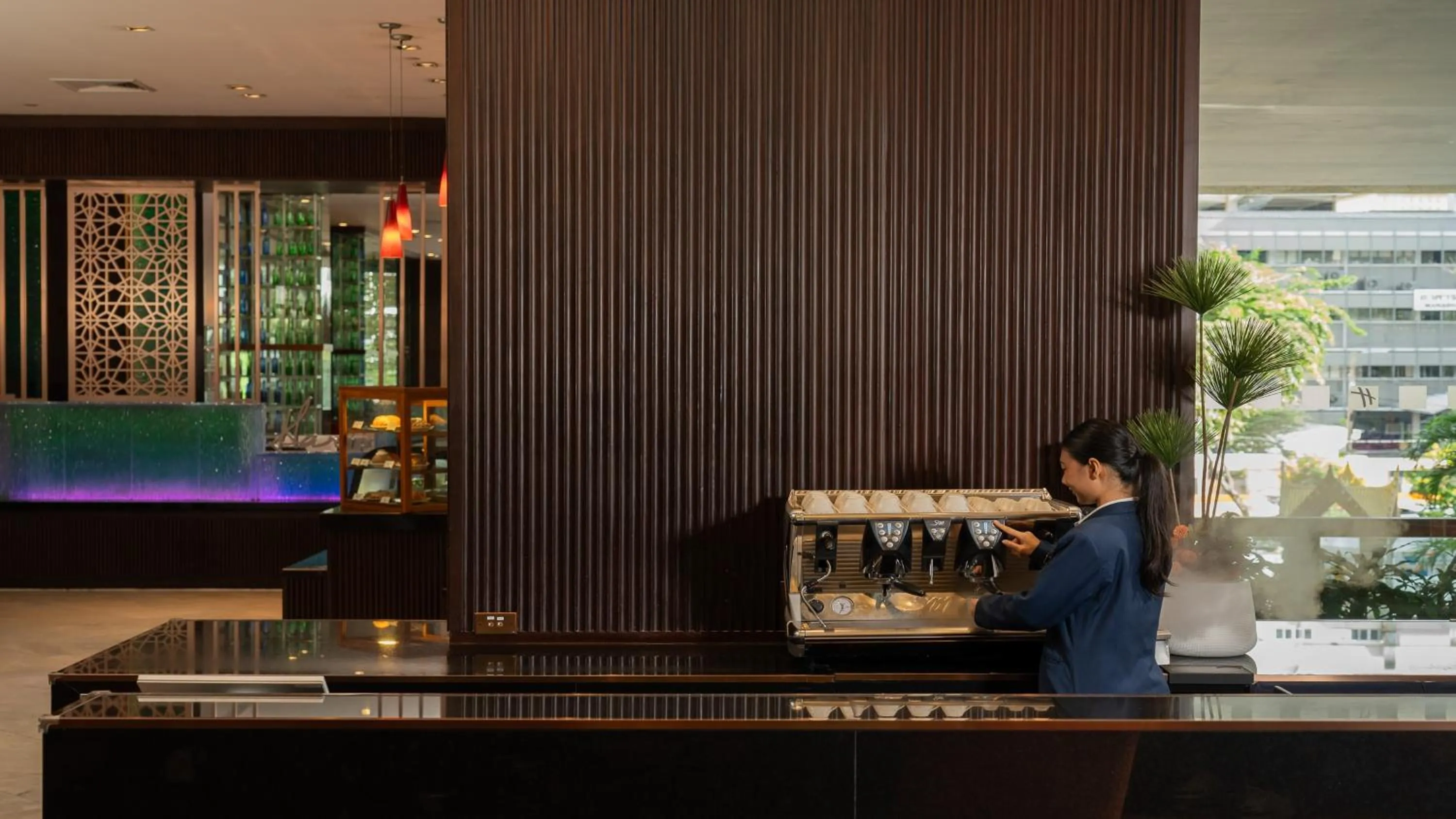 Restaurant/places to eat in Holiday Inn Bangkok Silom by IHG