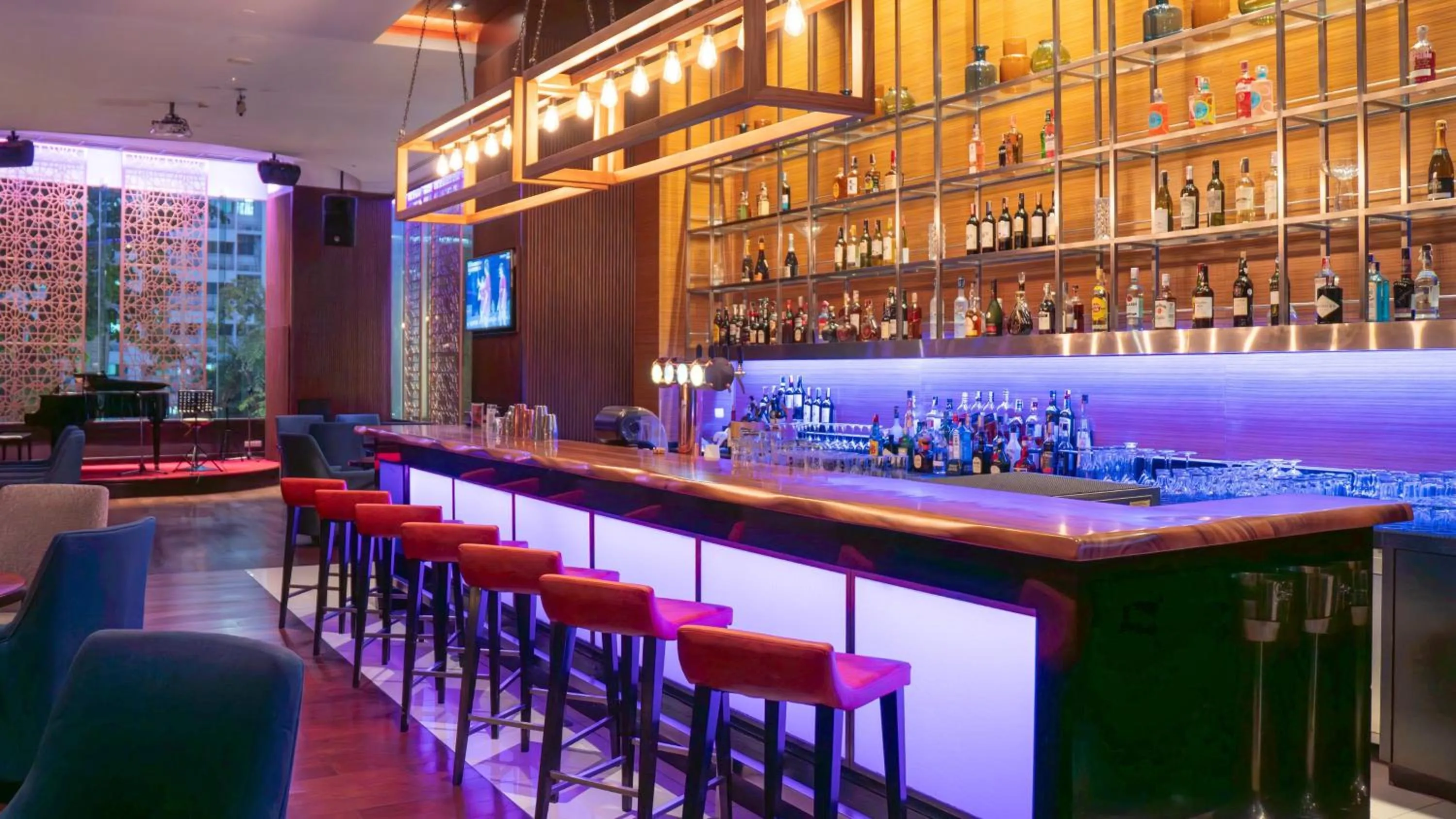 Lounge or bar in Holiday Inn Bangkok Silom by IHG