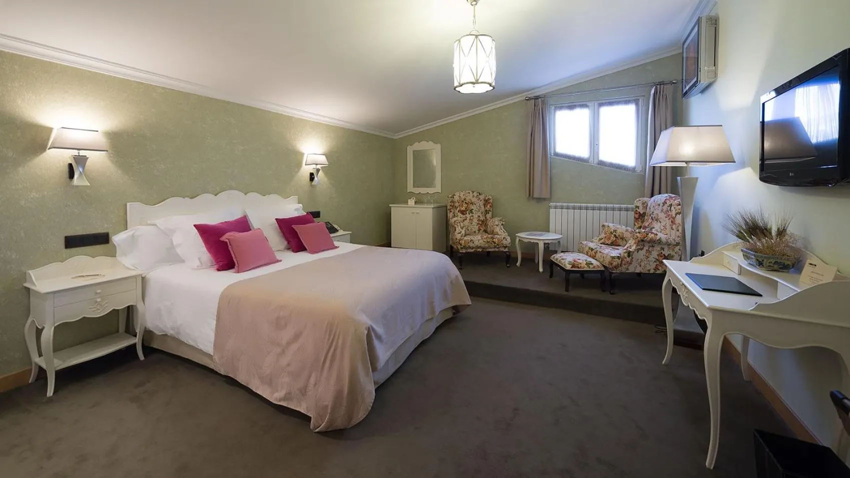 Photo of the whole room, Bed in Los Cinco Enebros