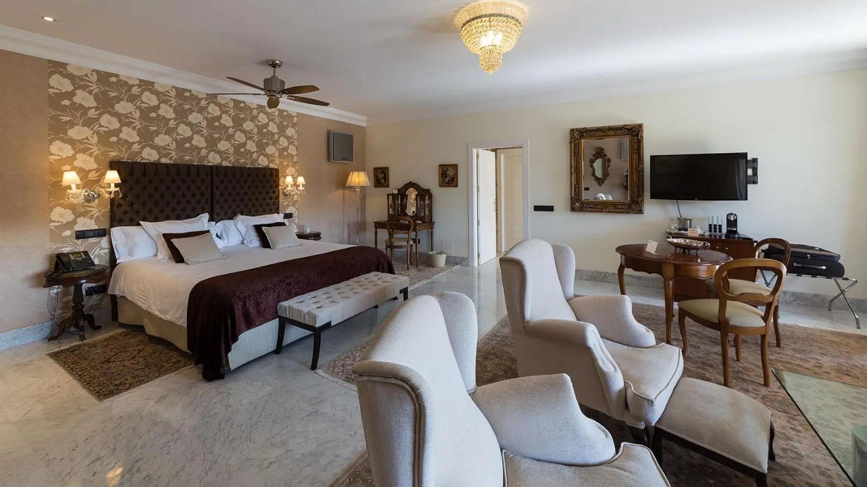 Photo of the whole room, Bed in Los Cinco Enebros