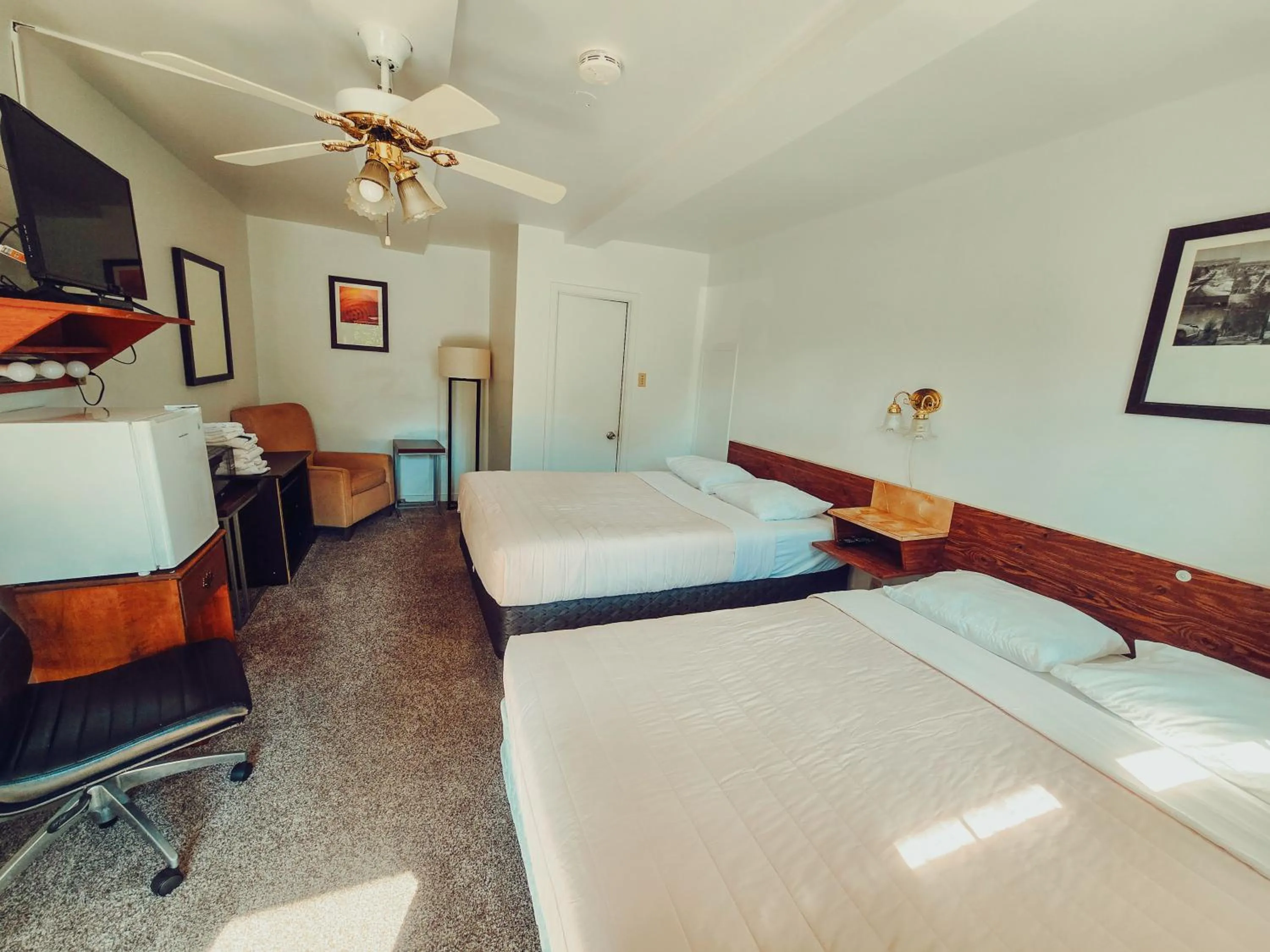 microwave, Bed in Norfolk Motel