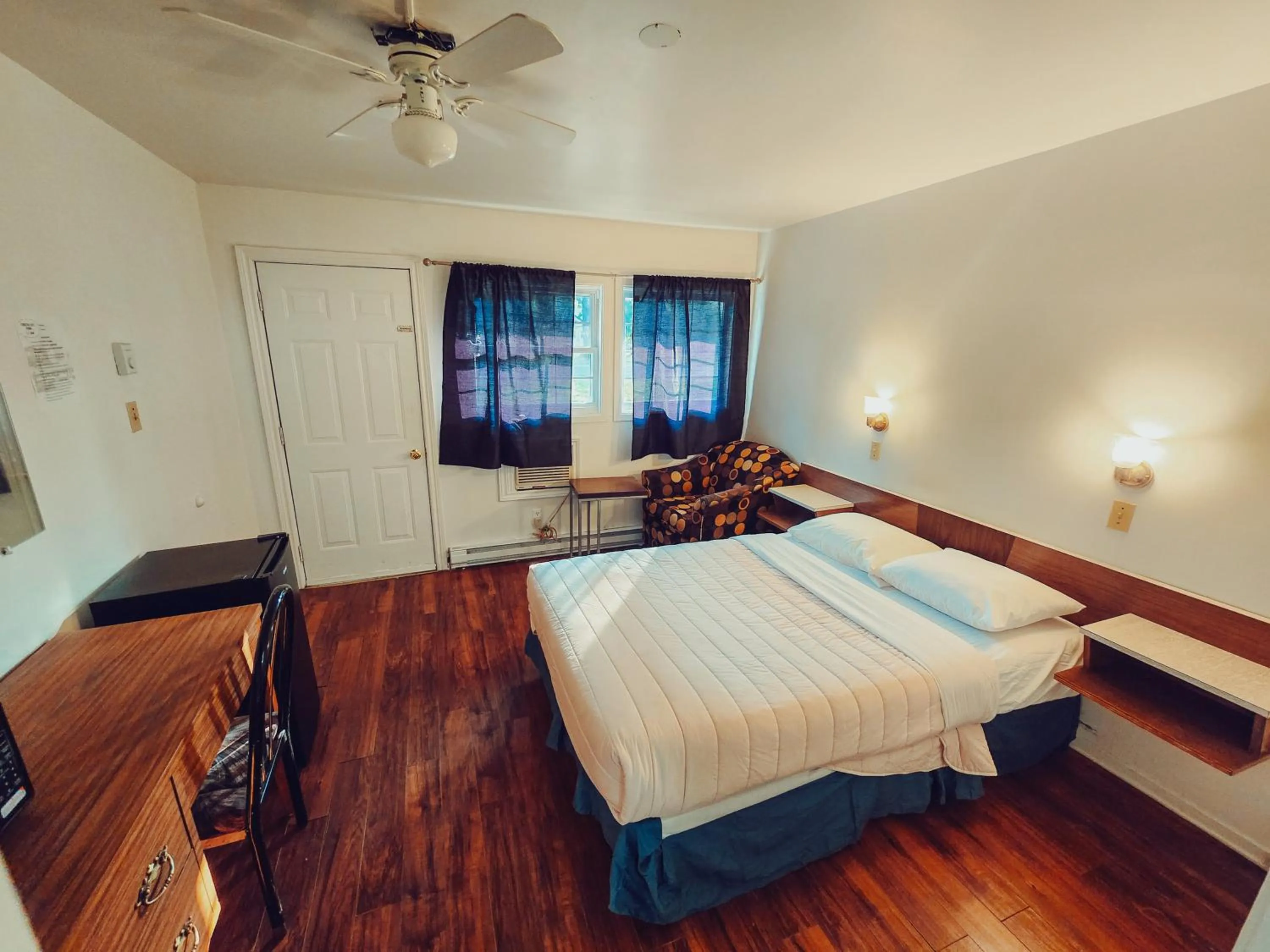 Bed in Norfolk Motel