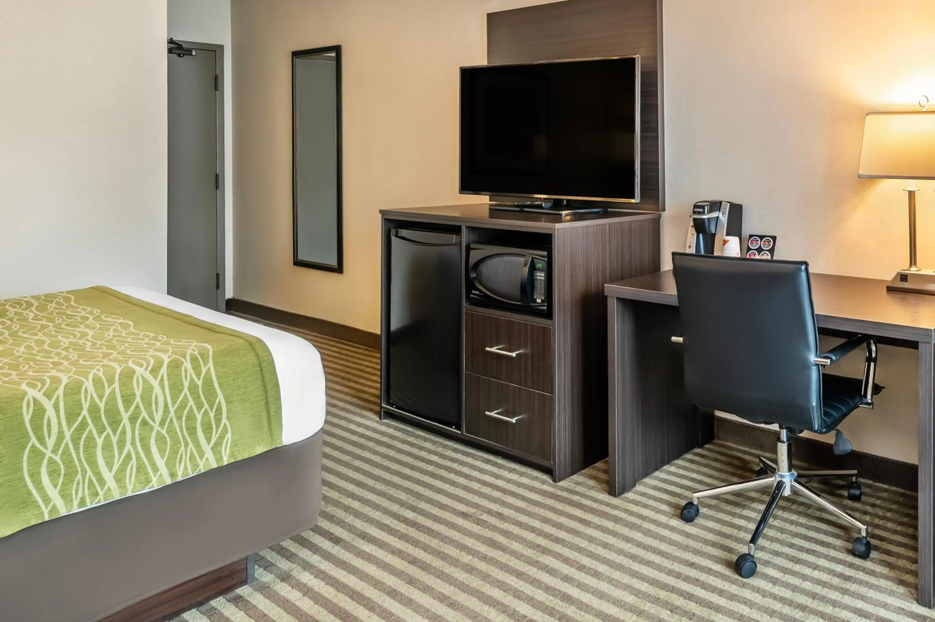 TV and multimedia, Bed in Comfort Inn