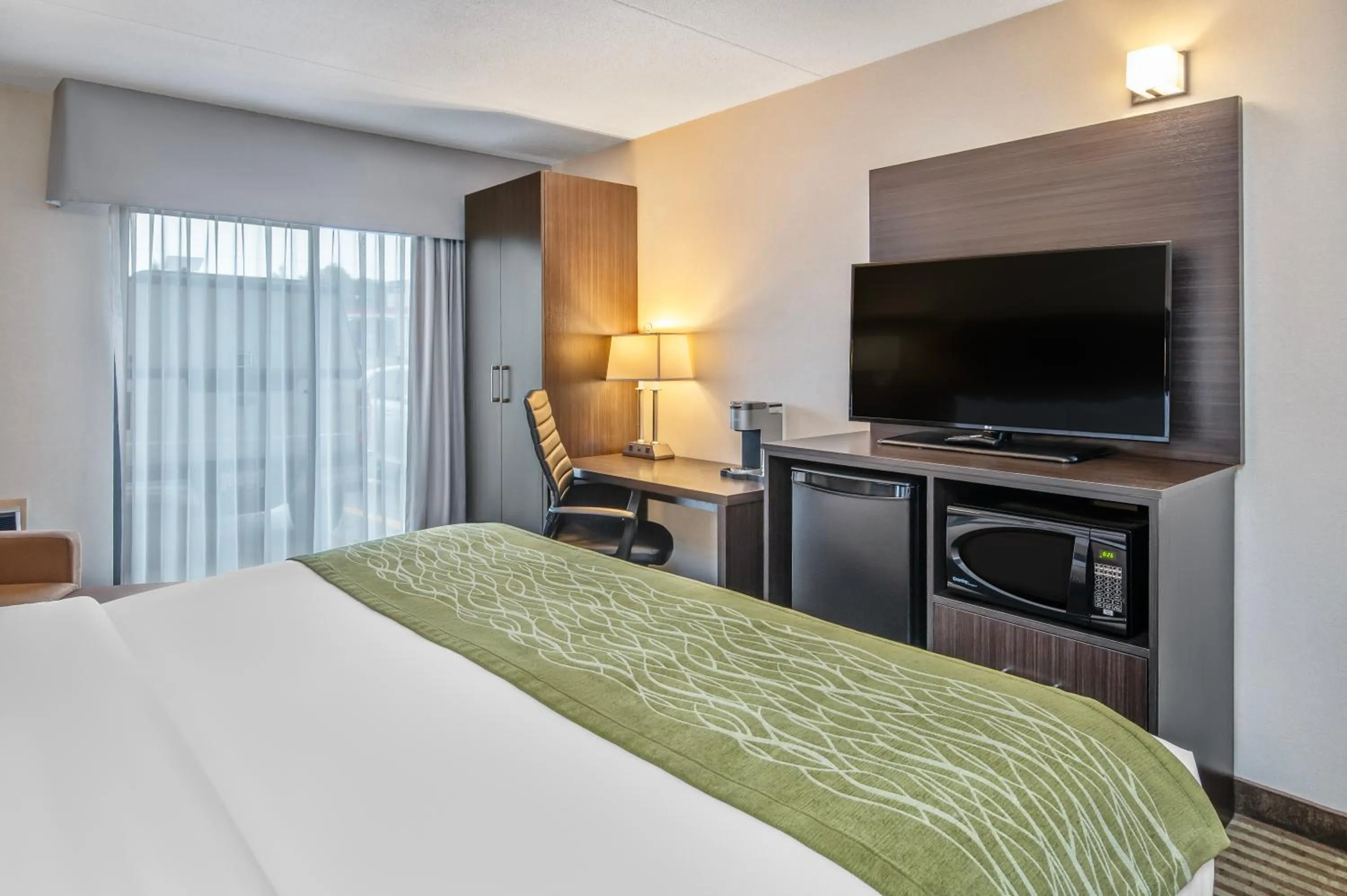 TV and multimedia, Bed in Comfort Inn