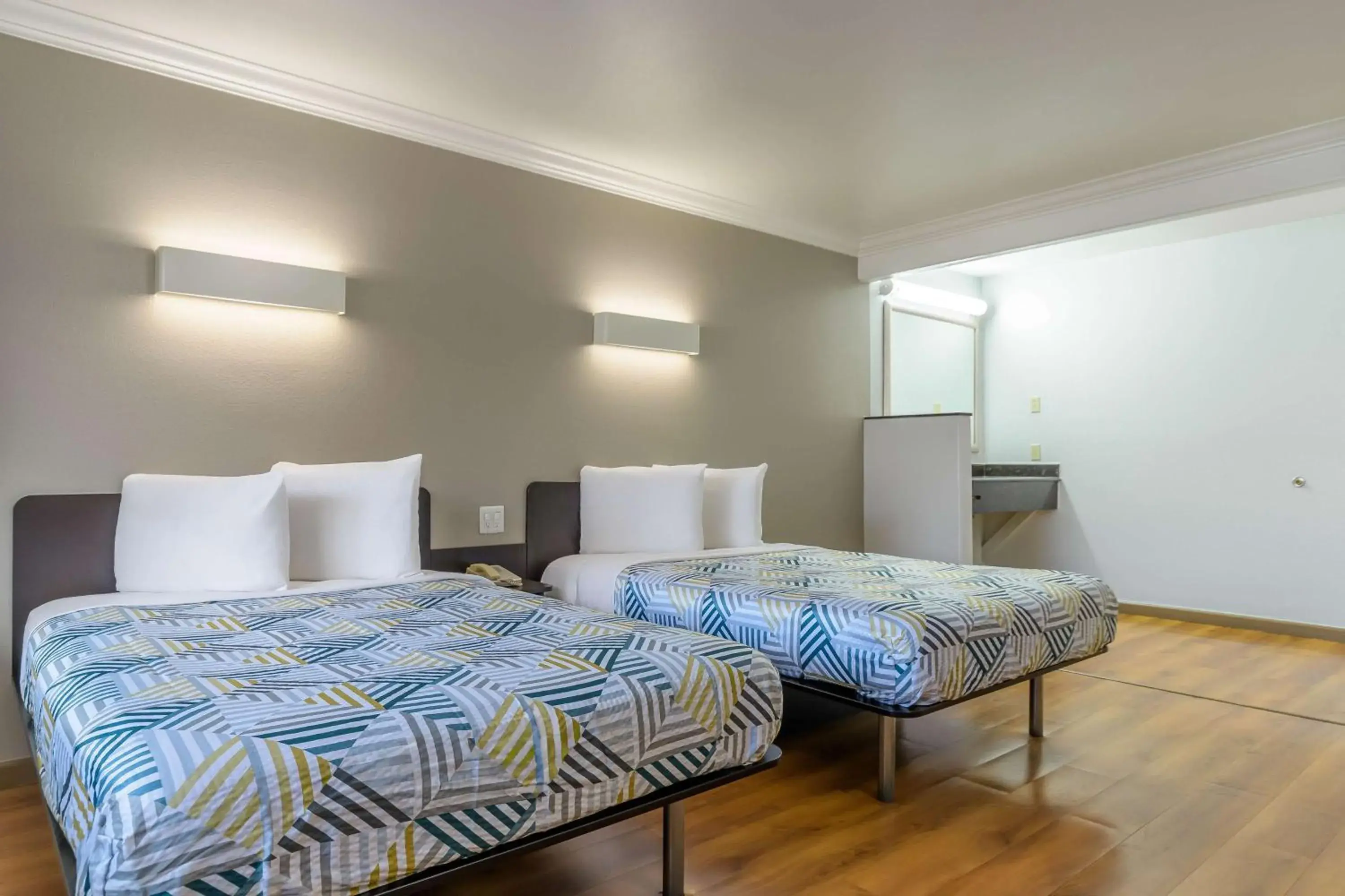 Deluxe Quadruple Room - single occupancy - Smoking in Motel 6-San Jose, CA - Convention Center Deluxe Quadruple Room - single occupancy - Smoking in Motel 6-San Jose, CA - Convention Center