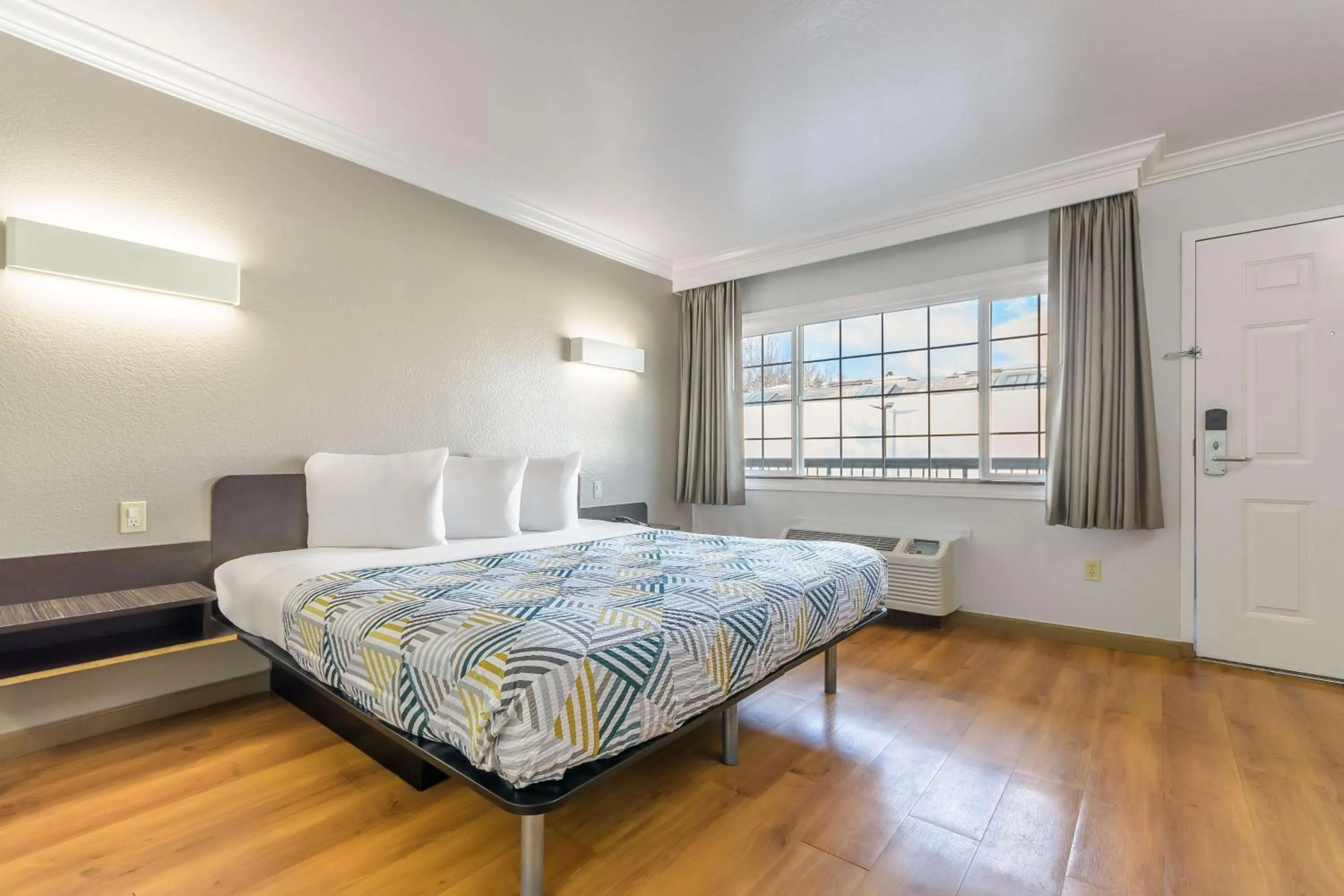 Bedroom, Bed in Motel 6-San Jose, CA - Convention Center