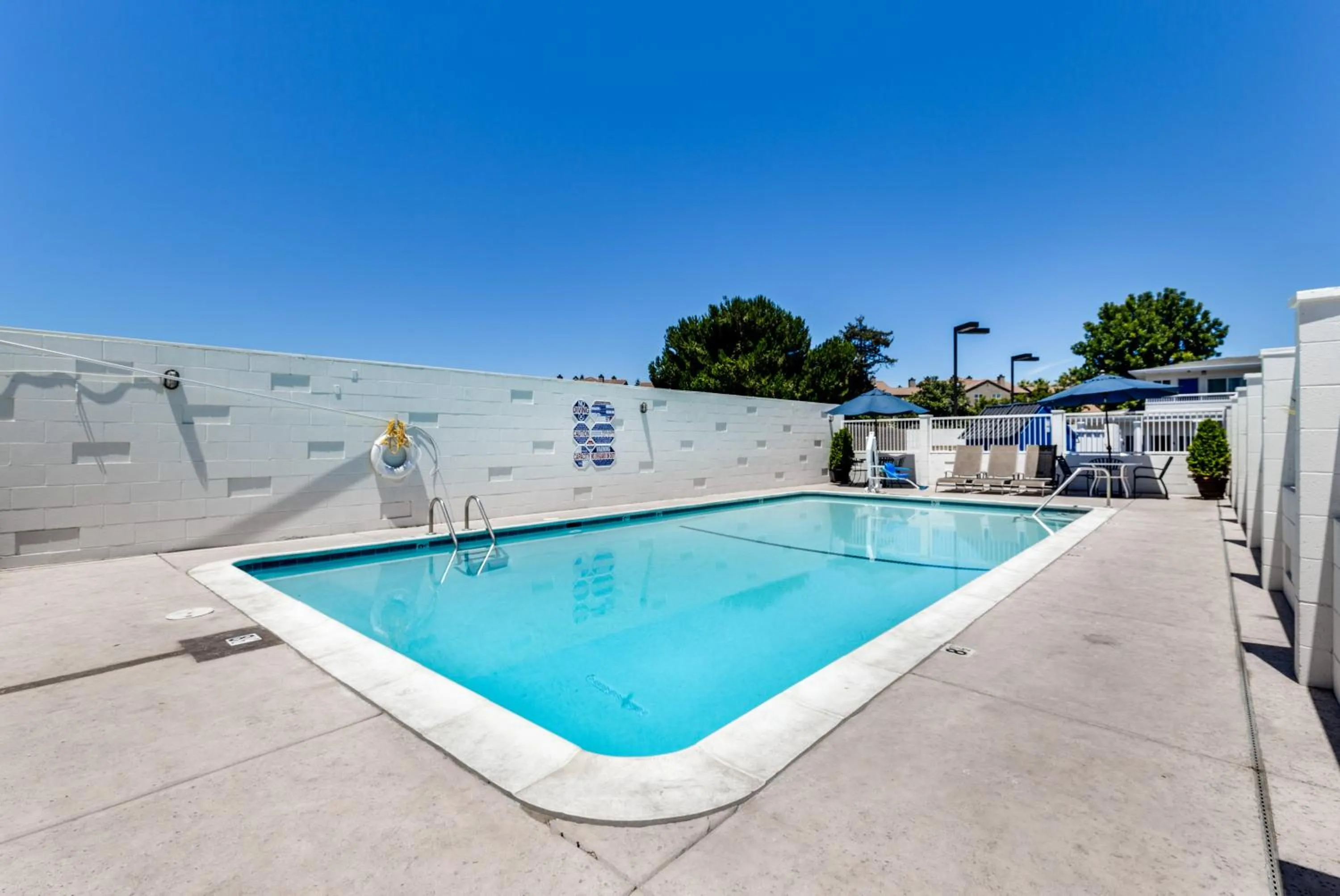 Swimming pool in Motel 6-San Jose, CA - Convention Center