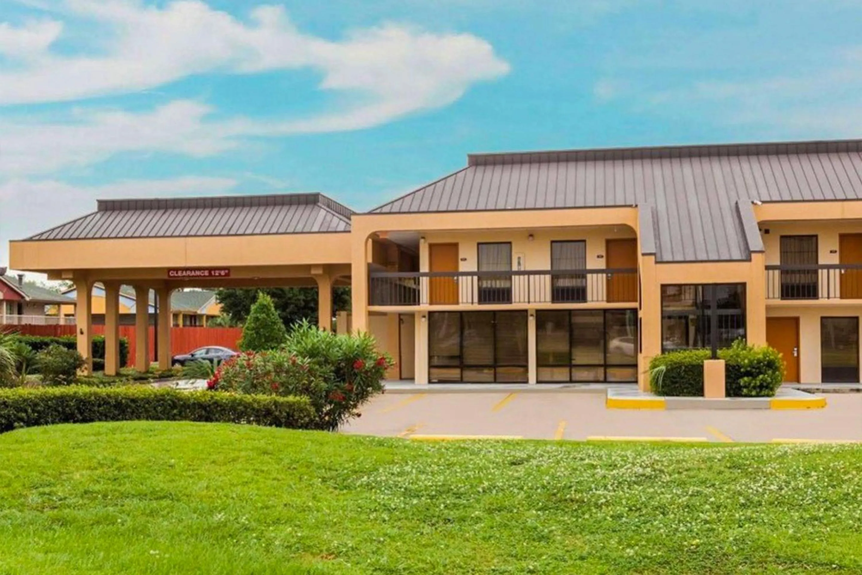 Facade/entrance in OYO Hotel Baton Rouge Mid City