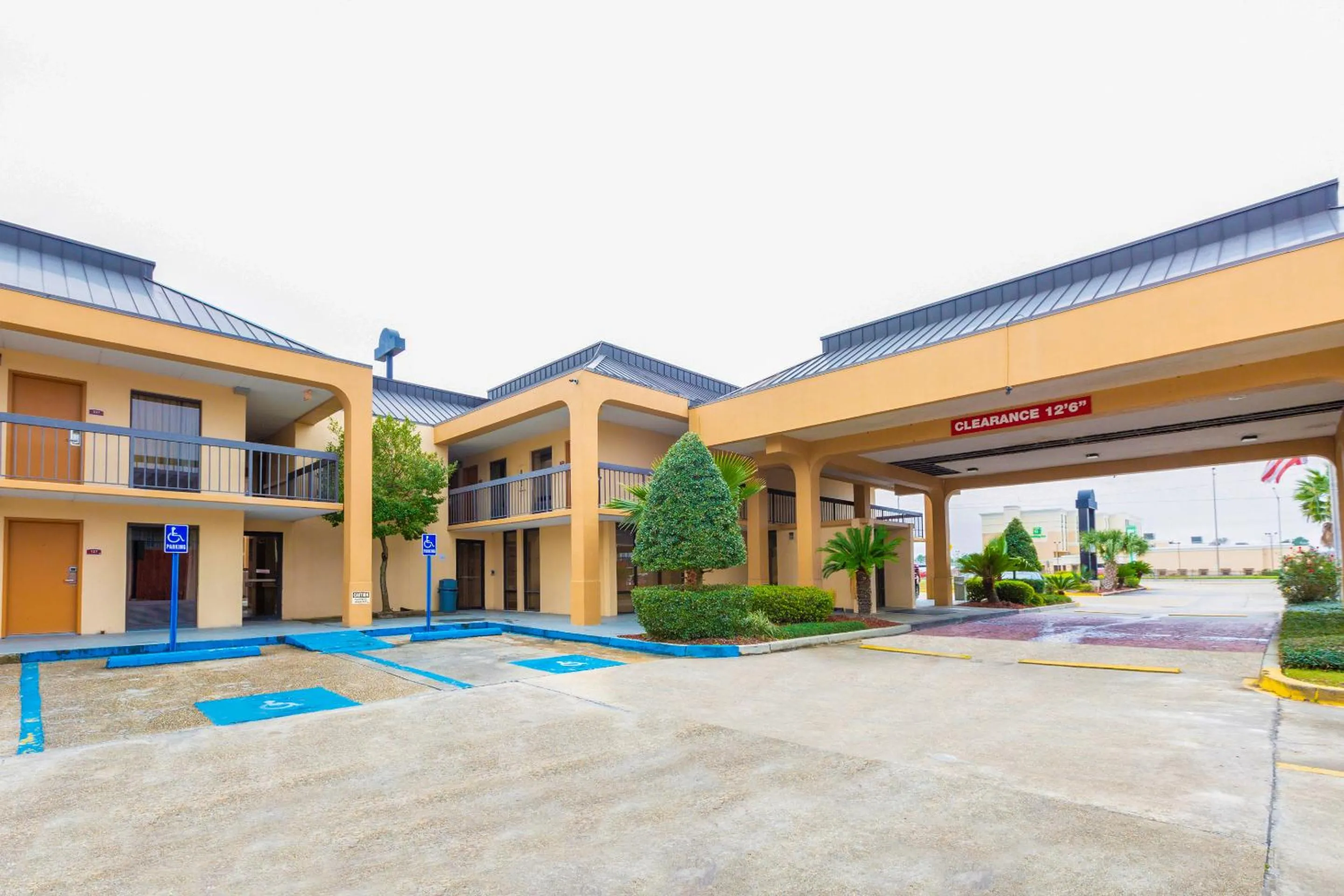 Facade/entrance in OYO Hotel Baton Rouge Mid City
