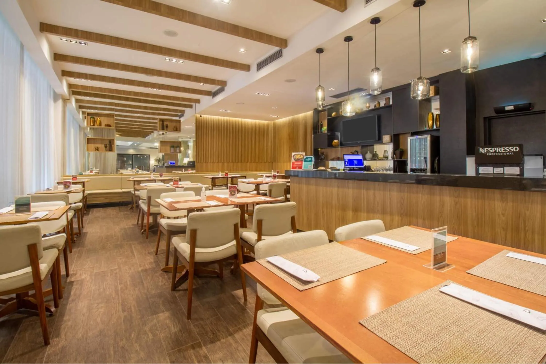 Restaurant/places to eat in Hotel Deville Business Maringá