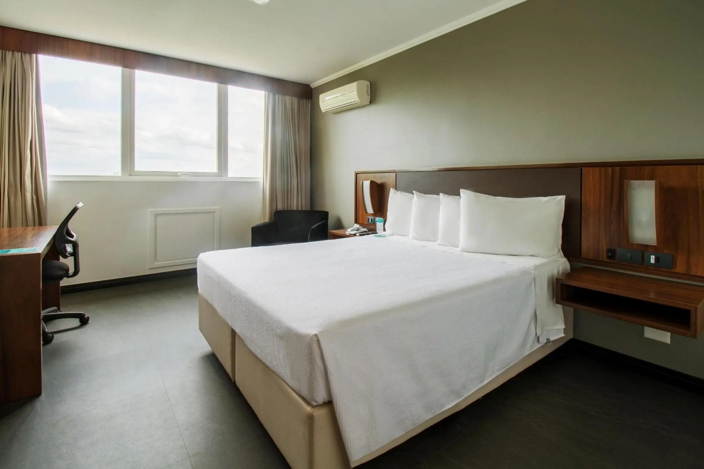 Bedroom, Bed in Hotel Deville Business Maringá