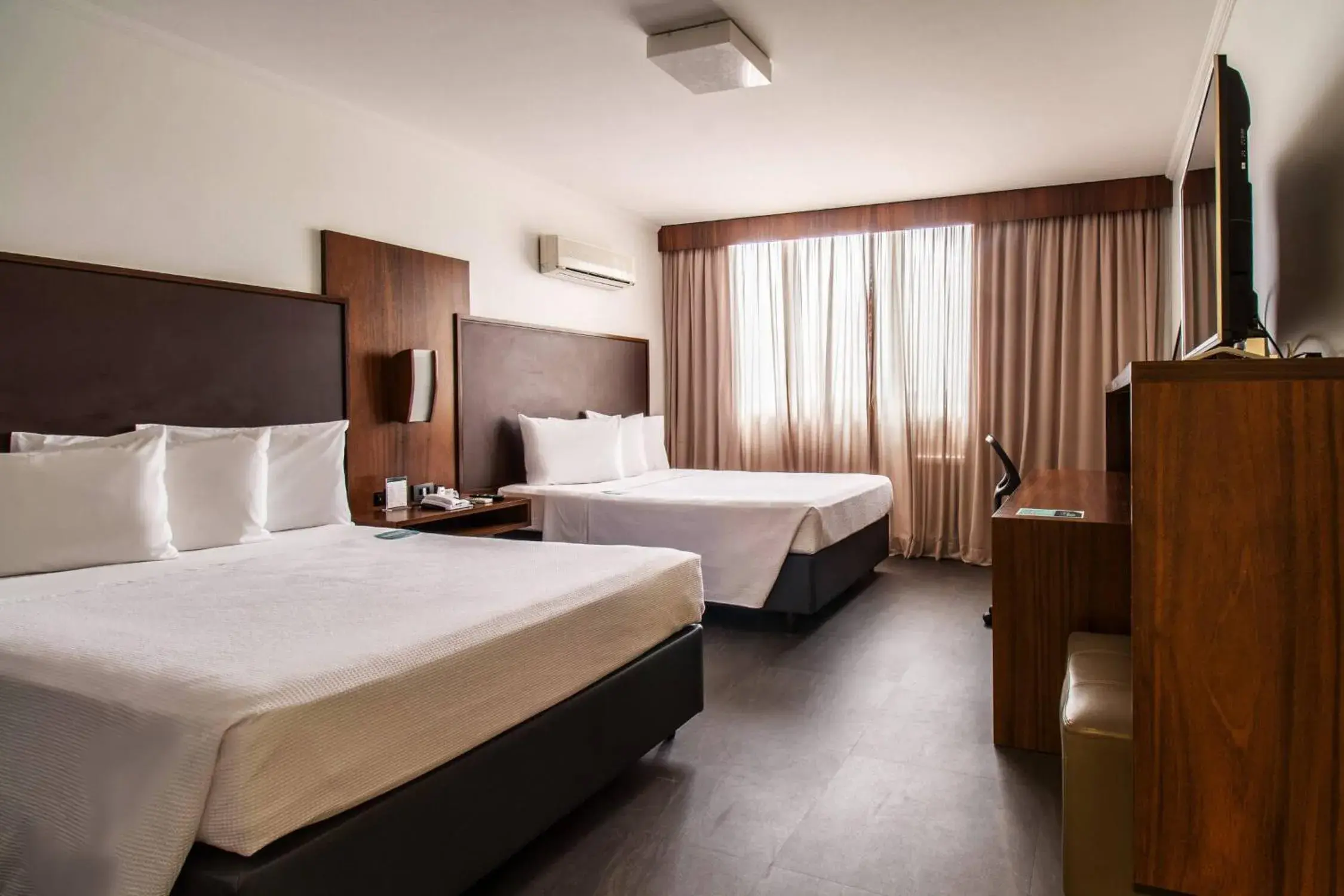 Bedroom, Bed in Hotel Deville Business Maringá Bedroom, Bed in Hotel Deville Business Maringá