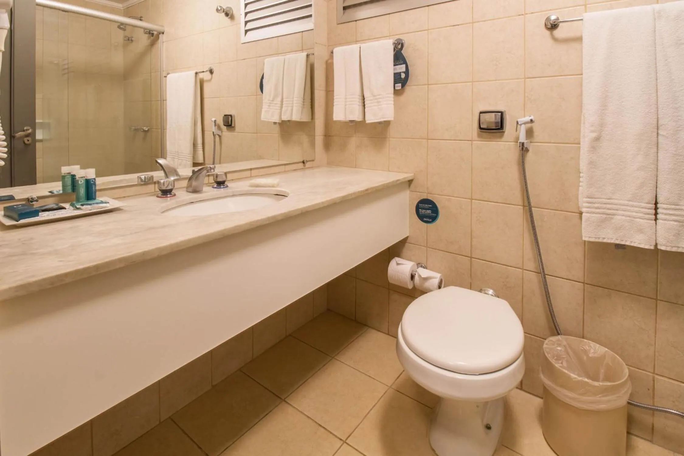 Bathroom in Hotel Deville Business Maringá