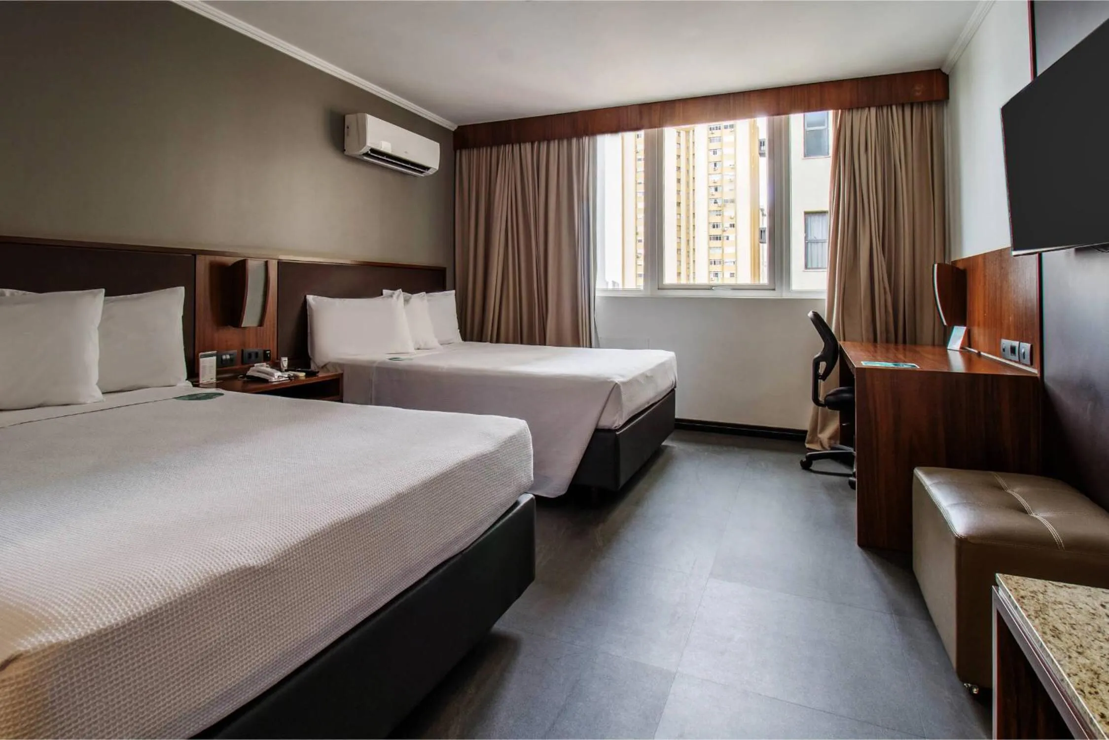 Bedroom, Bed in Hotel Deville Business Maringá