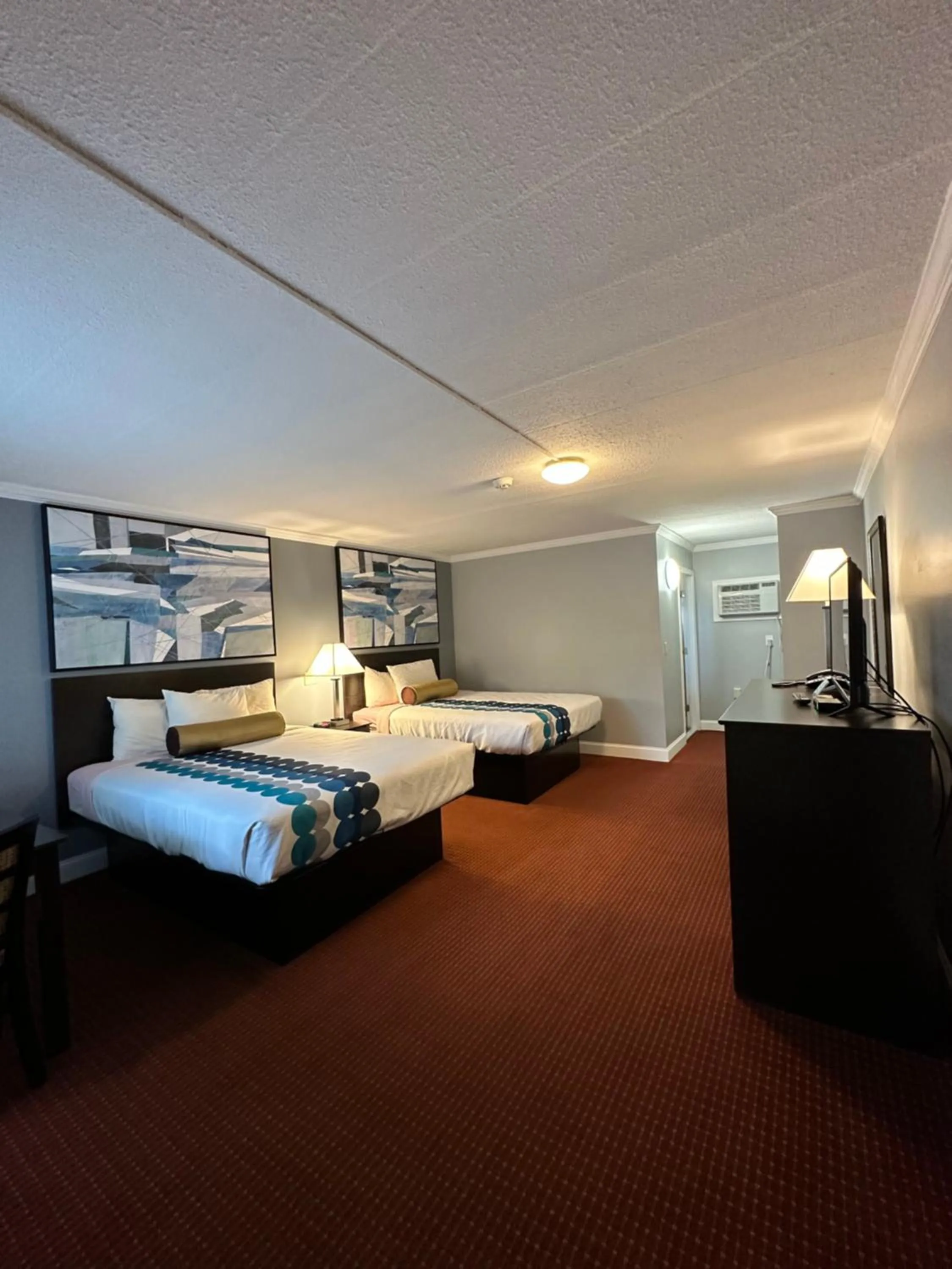 TV and multimedia, Bed in Rodeway Inn Orleans - Cape Cod