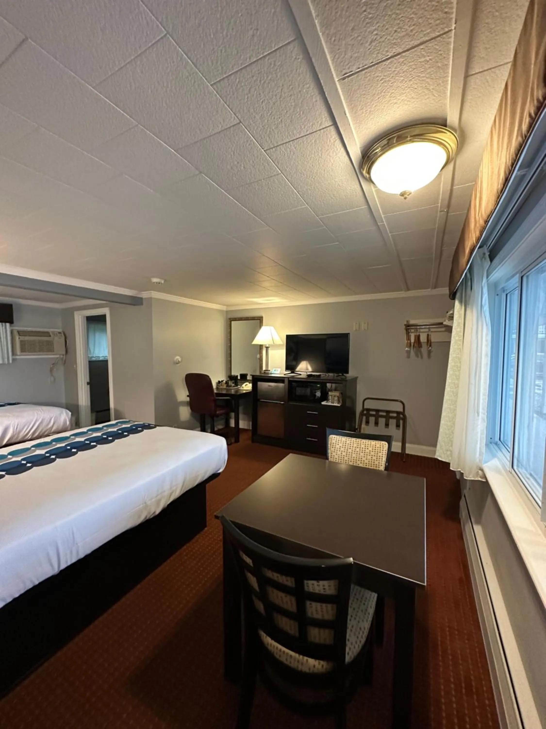 TV and multimedia, Bed in Rodeway Inn Orleans - Cape Cod