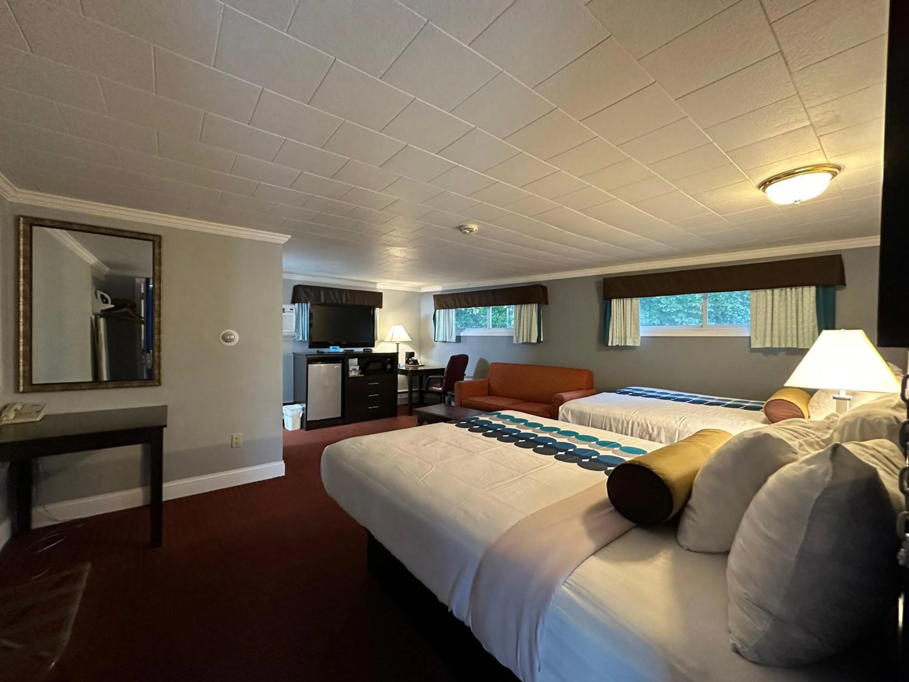 TV and multimedia, Bed in Rodeway Inn Orleans - Cape Cod