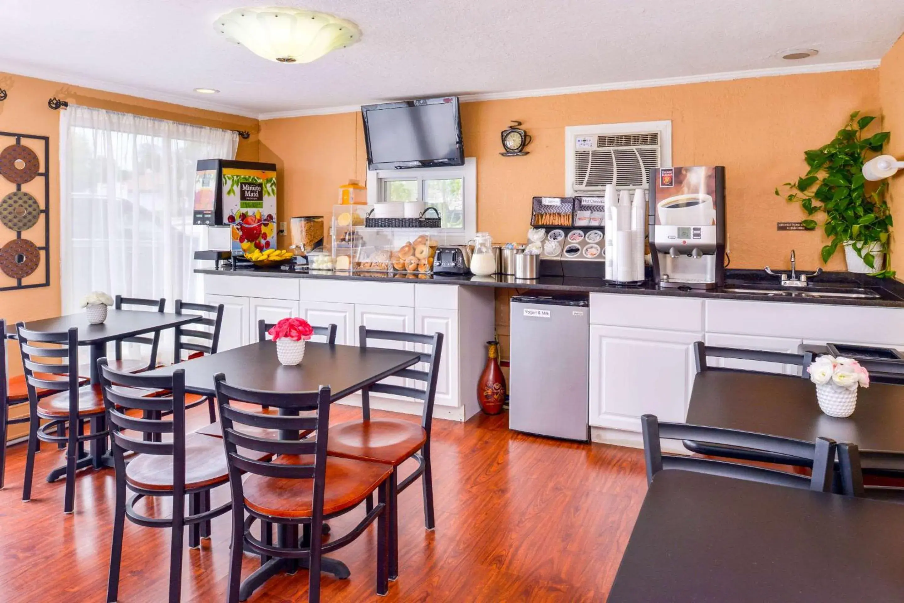 Restaurant/places to eat in Rodeway Inn Orleans - Cape Cod Restaurant/places to eat in Rodeway Inn Orleans - Cape Cod