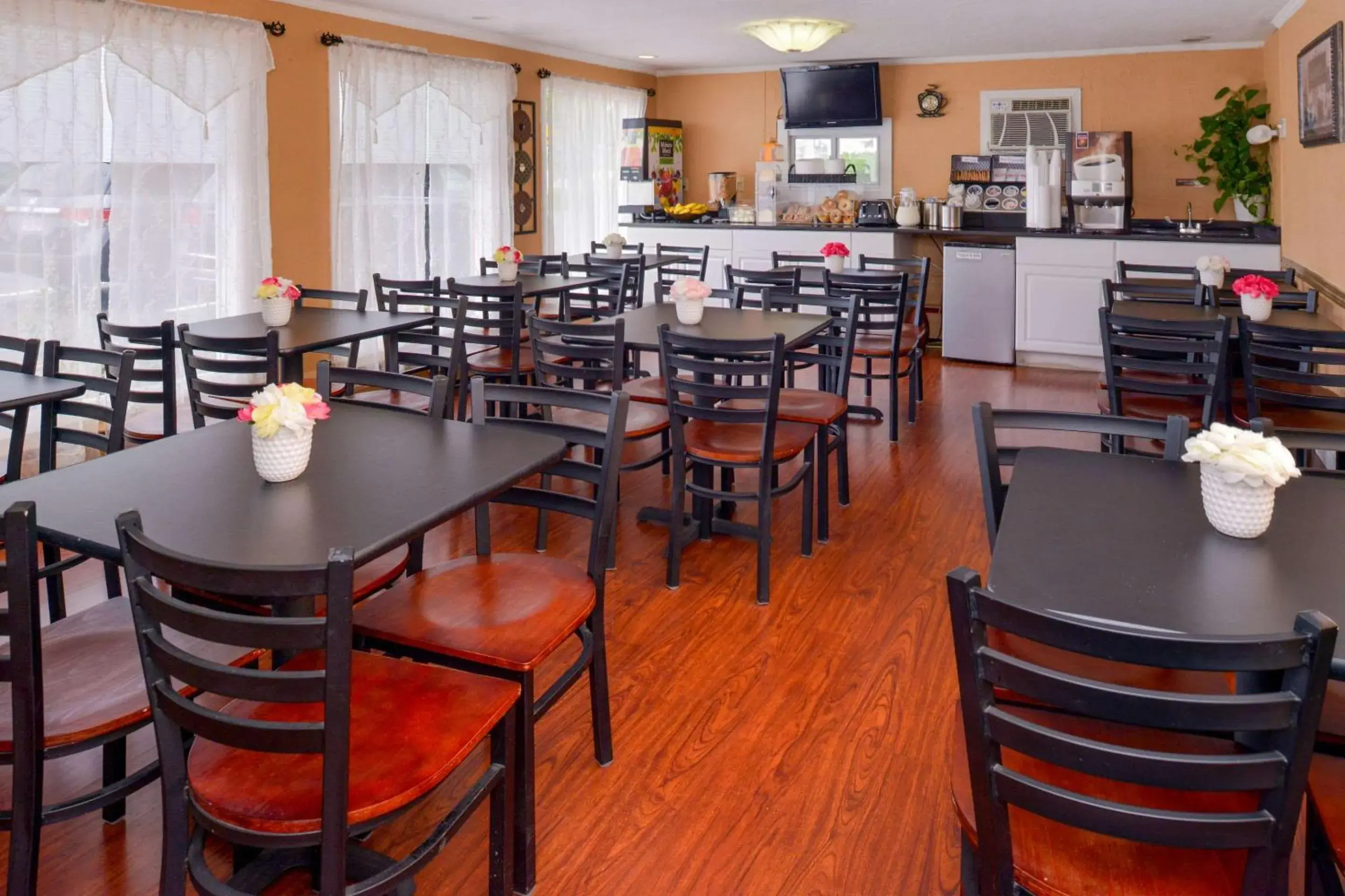 Restaurant/places to eat in Rodeway Inn Orleans - Cape Cod Restaurant/places to eat in Rodeway Inn Orleans - Cape Cod