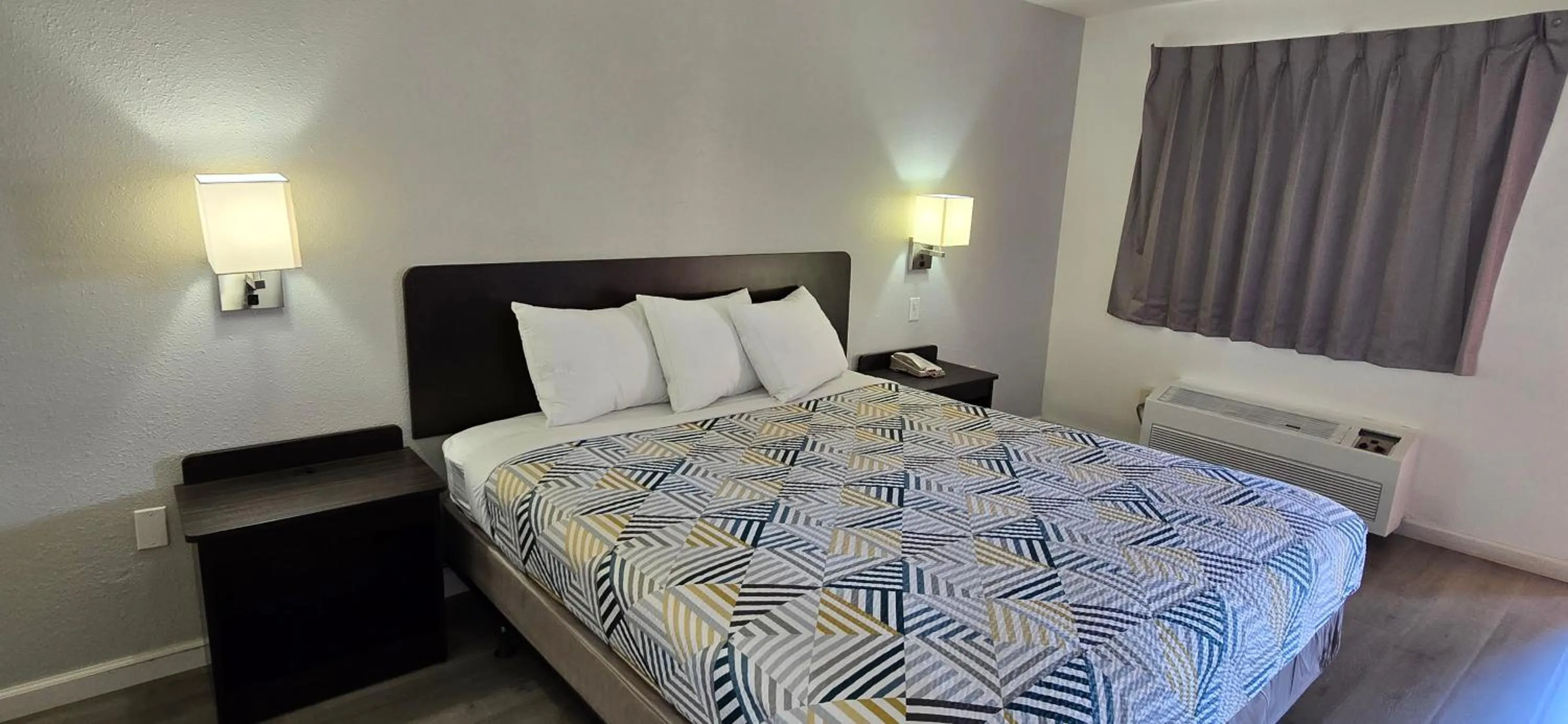 Bedroom, Bed in Motel 6-Santa Nella, CA - Los Banos