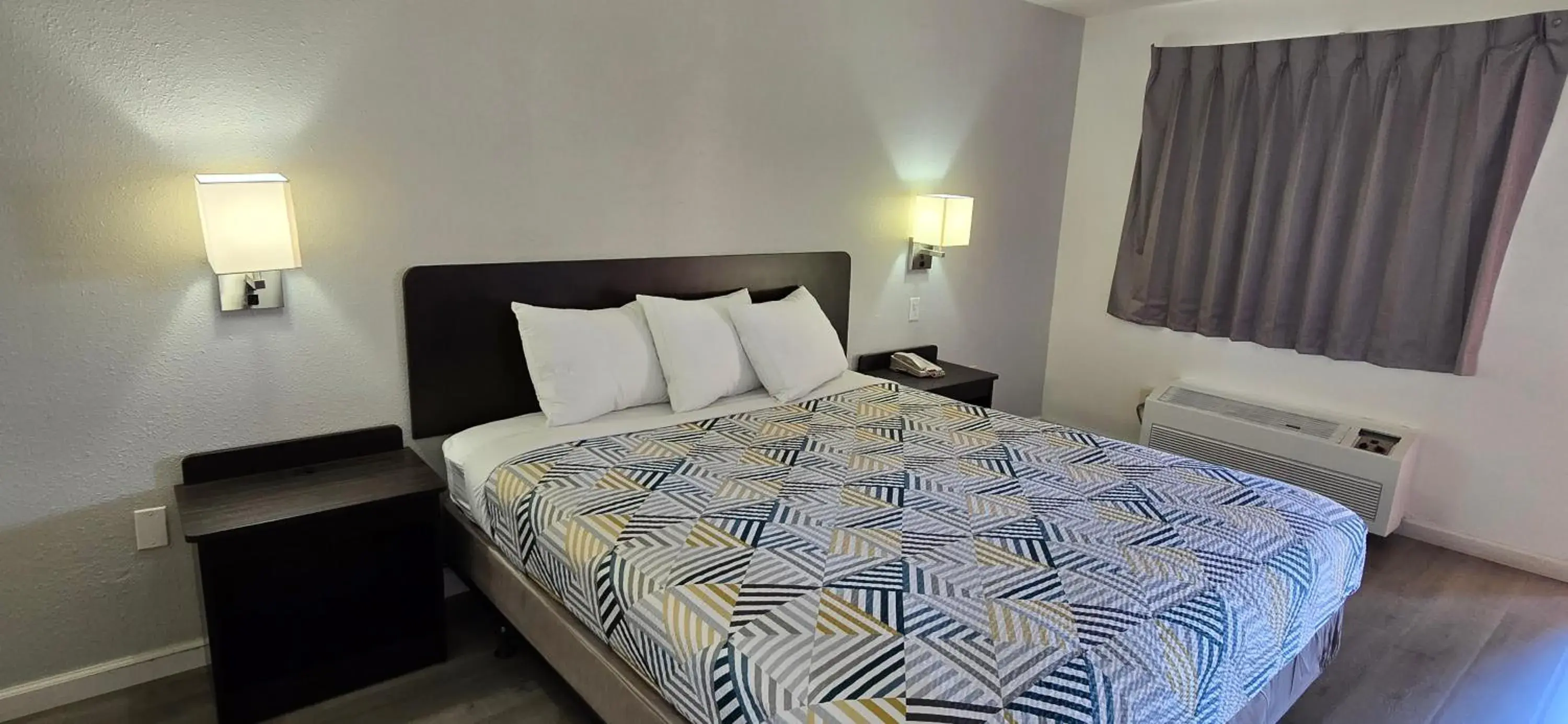 Bedroom, Bed in Motel 6-Santa Nella, CA - Los Banos Bedroom, Bed in Motel 6-Santa Nella, CA - Los Banos