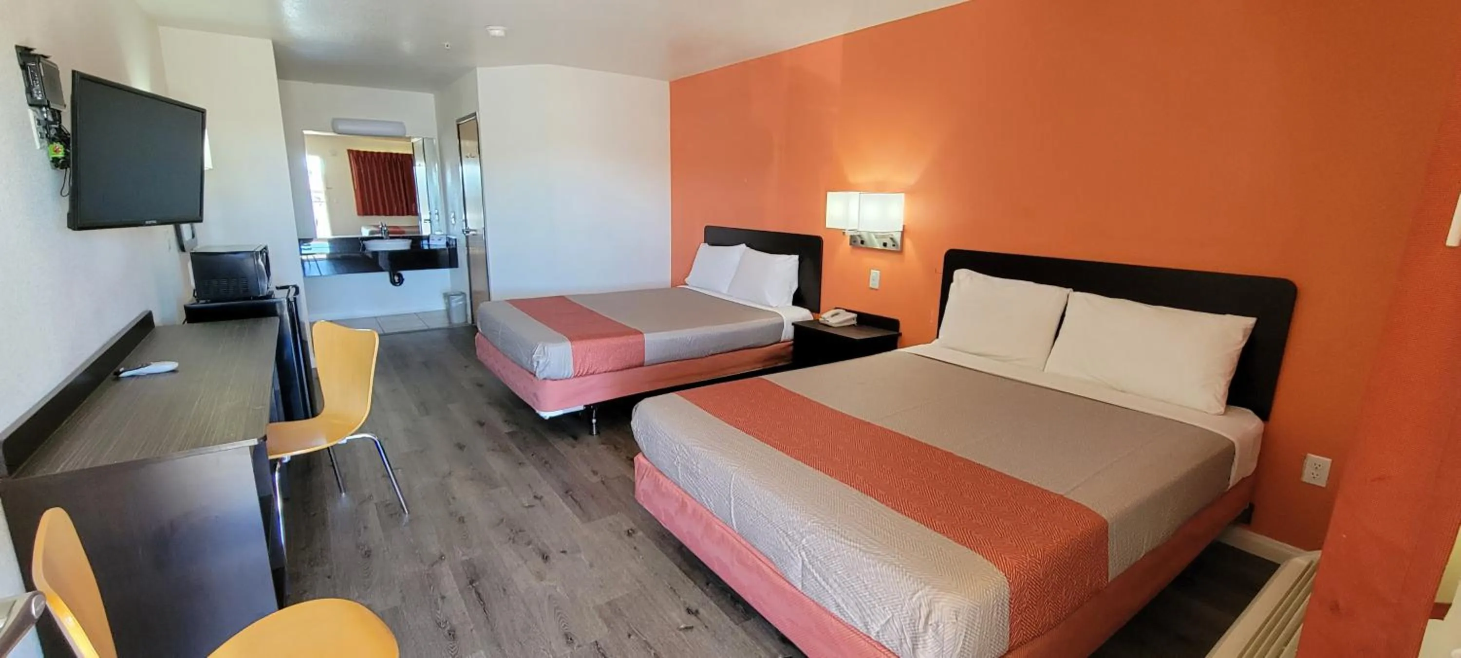 TV and multimedia, Bed in Motel 6-Santa Nella, CA - Los Banos