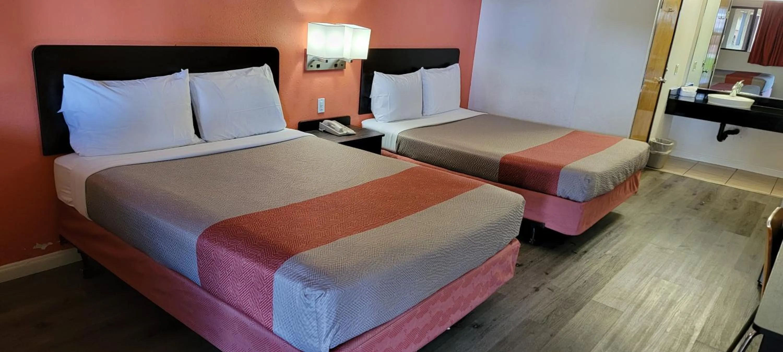 Photo of the whole room, Bed in Motel 6-Santa Nella, CA - Los Banos