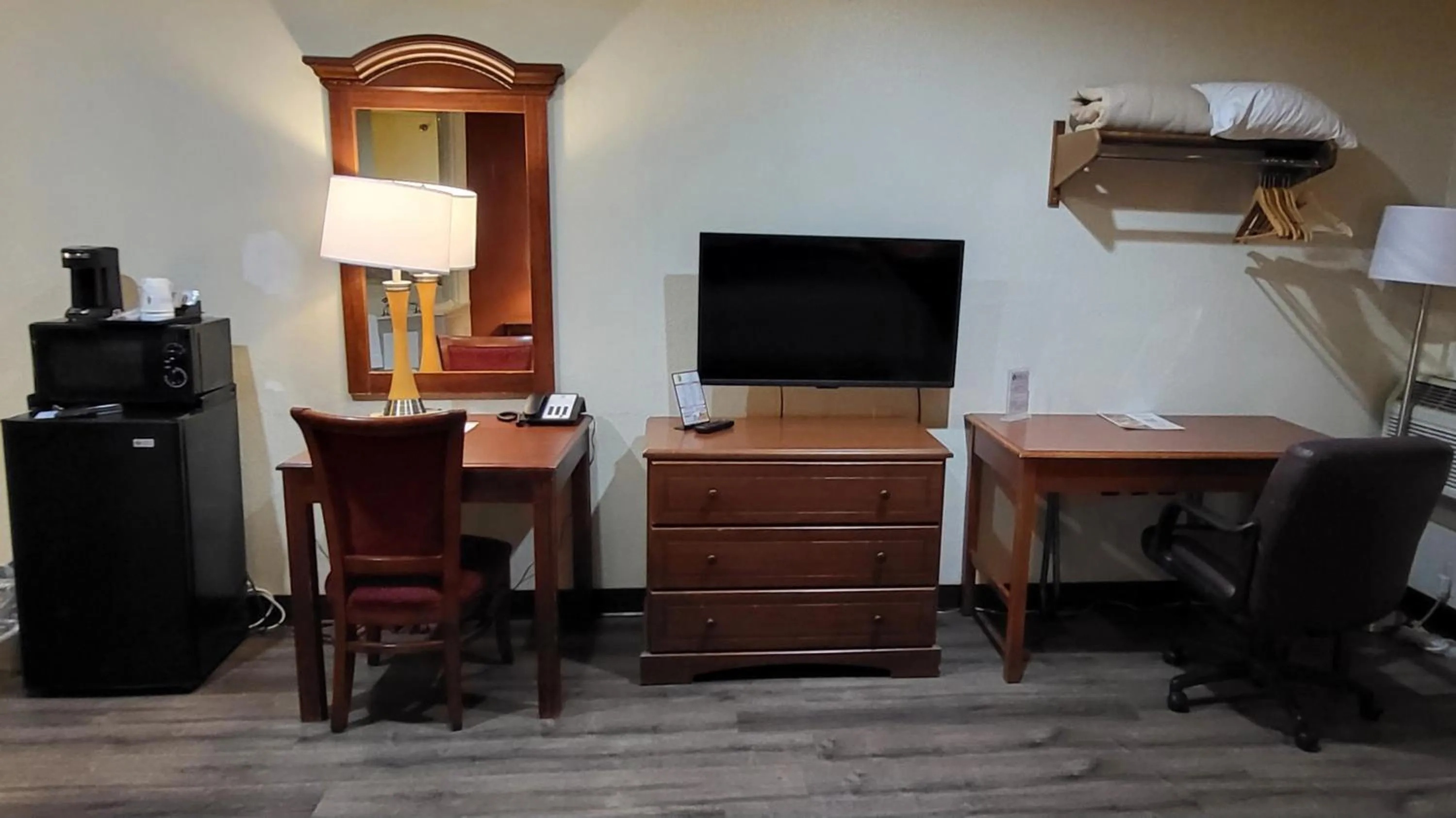 TV and multimedia in Super 8 by Wyndham Canton/Livonia Area