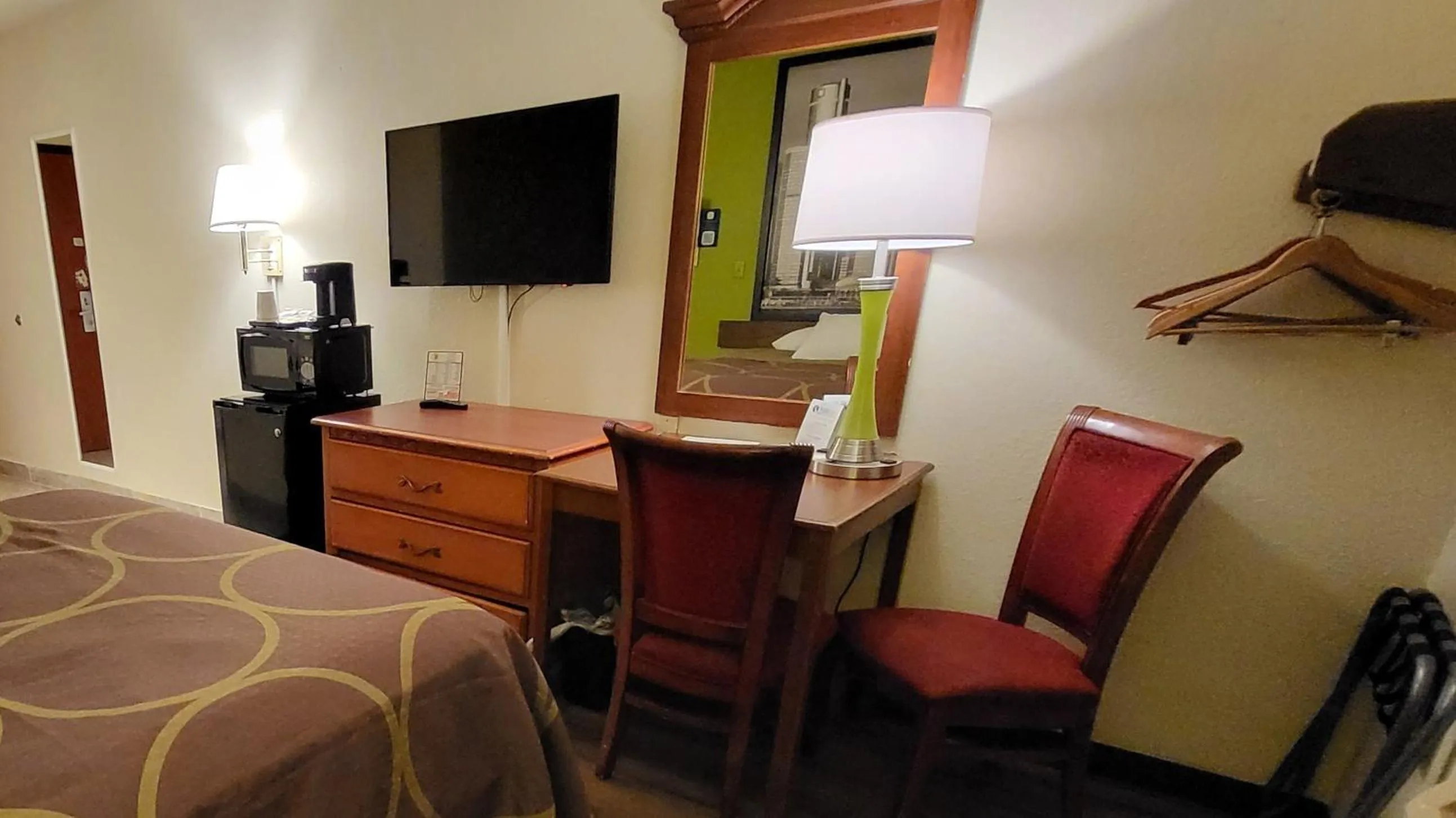 TV and multimedia, Bed in Super 8 by Wyndham Canton/Livonia Area